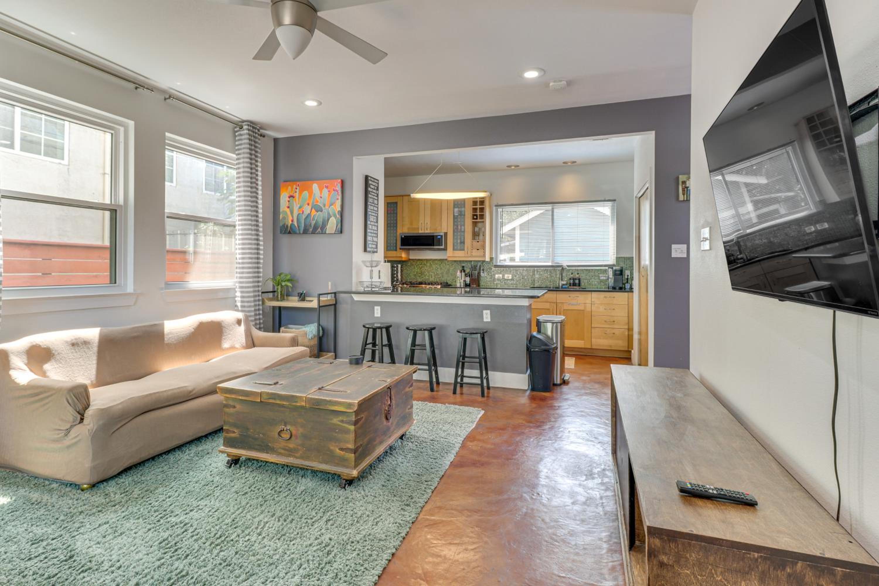 Cowboy Pool and Balcony Home 1 Mi to Dtwn Austin!