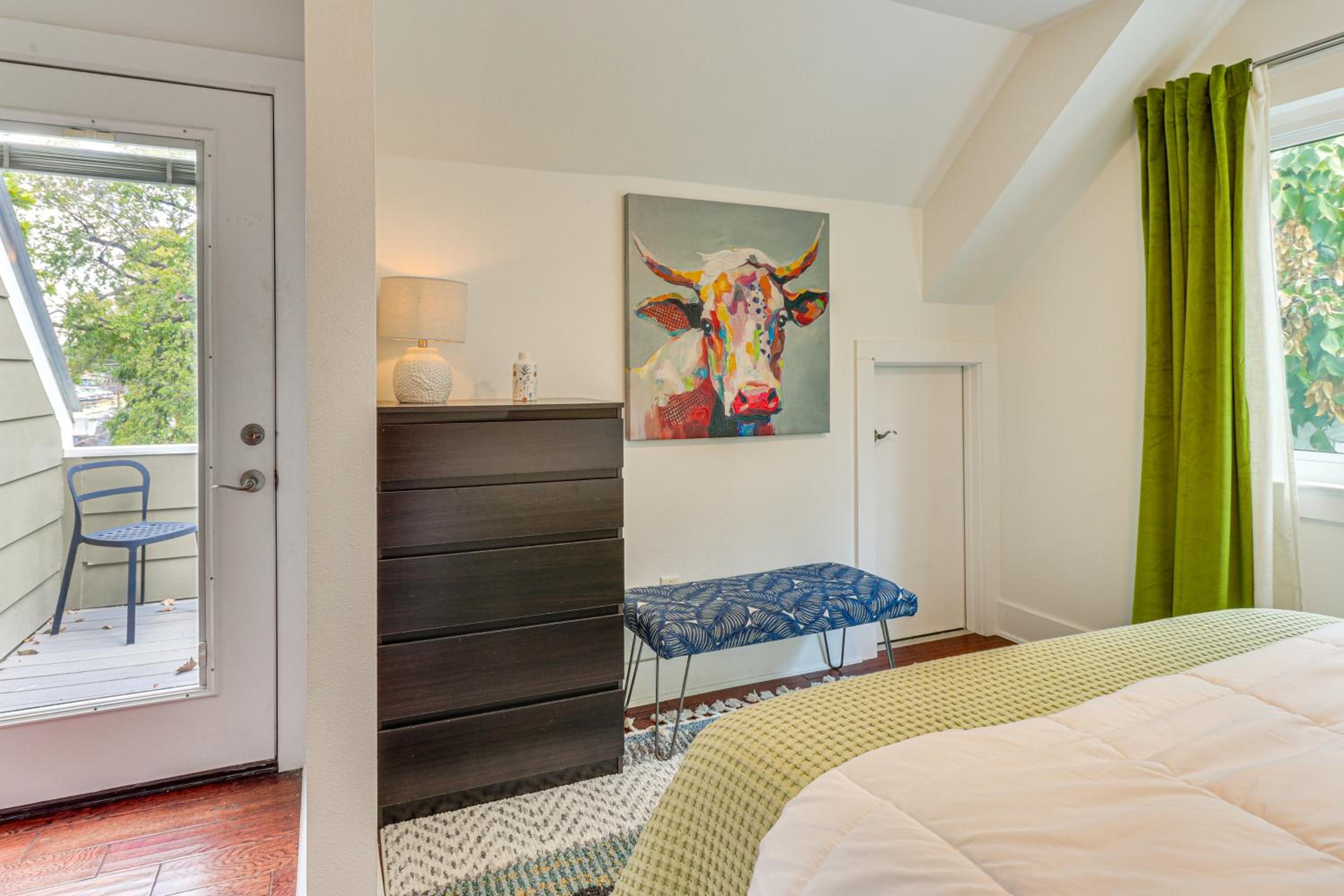 Cowboy Pool and Balcony Home 1 Mi to Dtwn Austin!
