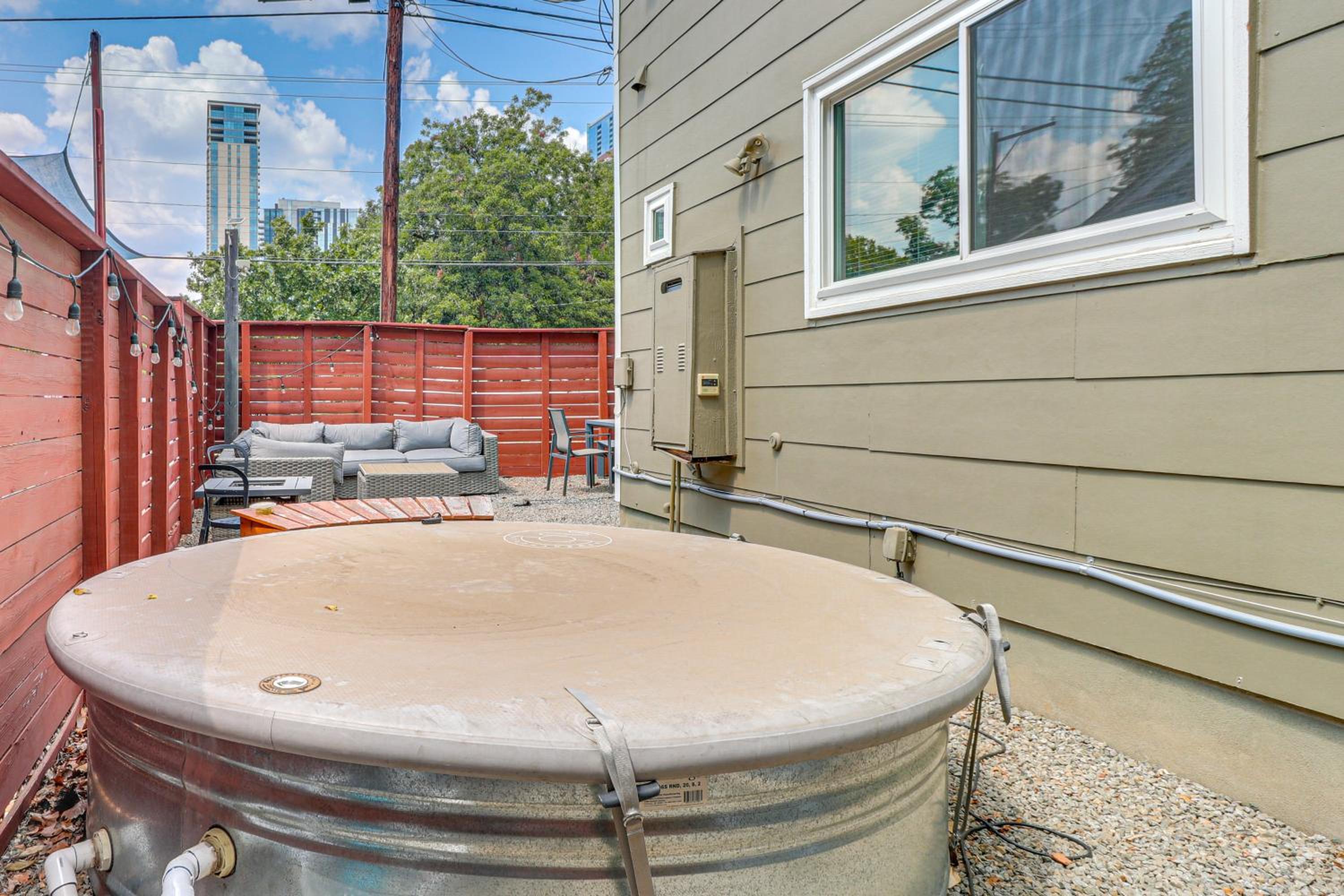 Cowboy Pool and Balcony Home 1 Mi to Dtwn Austin!