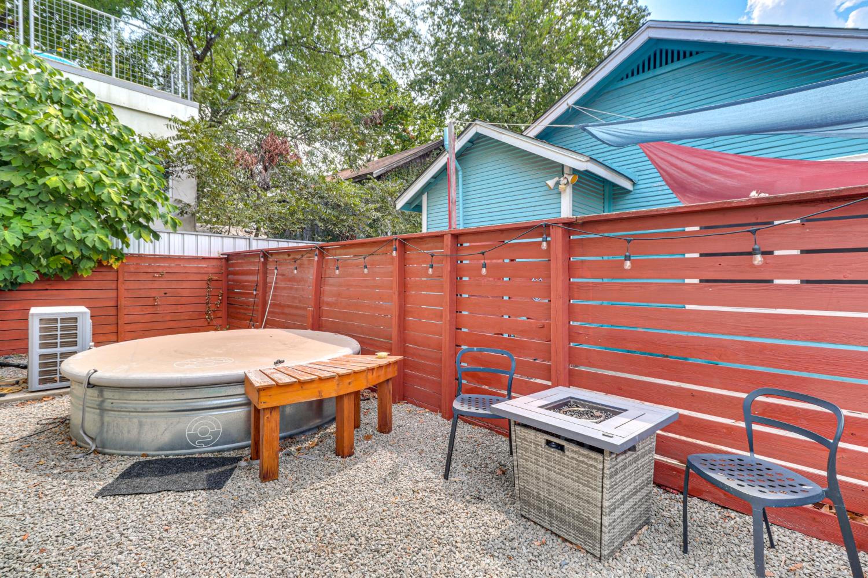 Cowboy Pool and Balcony Home 1 Mi to Dtwn Austin!