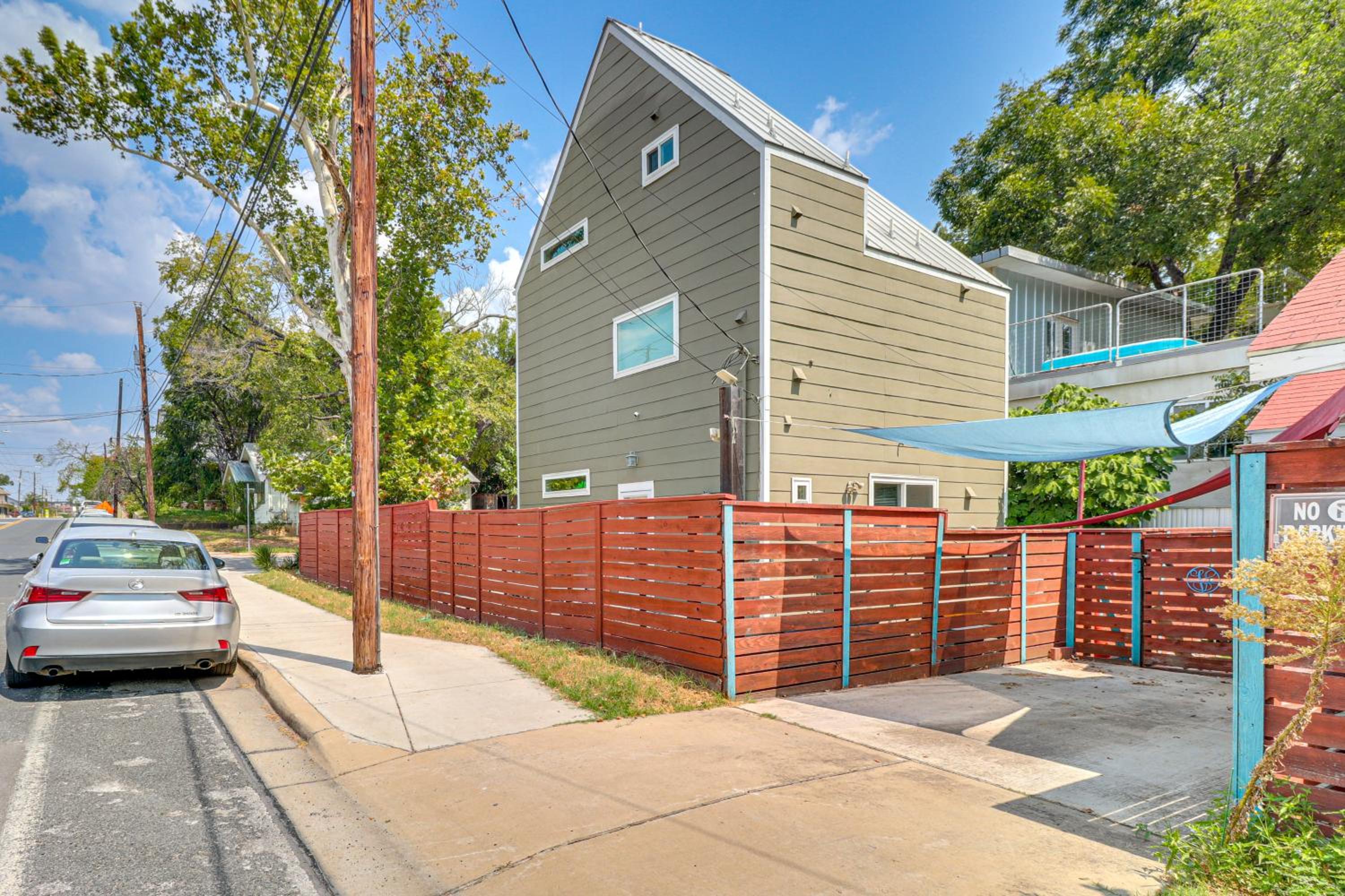 Cowboy Pool and Balcony Home 1 Mi to Dtwn Austin!