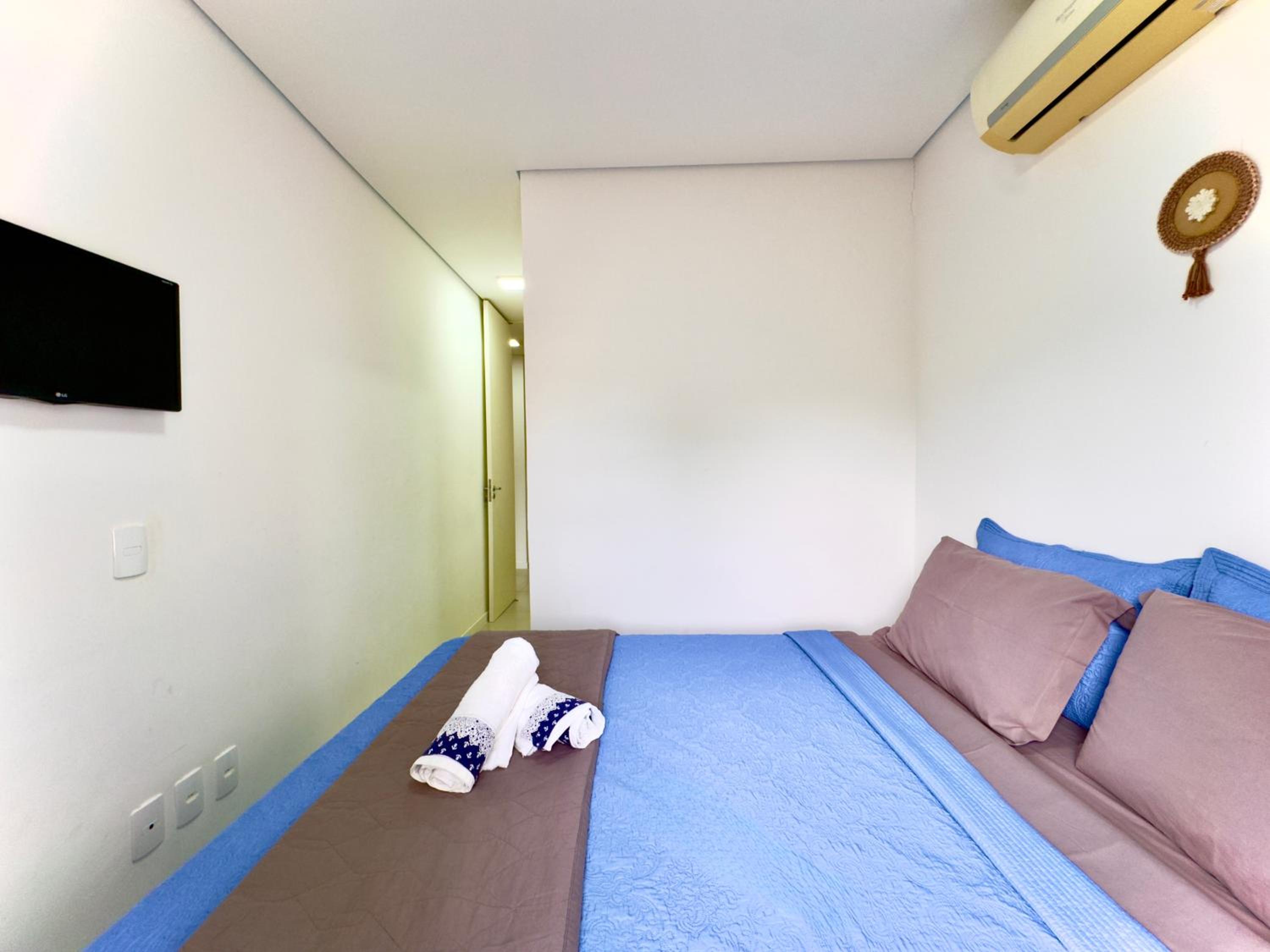 Casa Completa com Churrasqueira Wi-Fi e Garagem para 2 Carros a 400m da PRAIA Acomoda 8 Pessoas, 3 suites com Ar-Condicionado