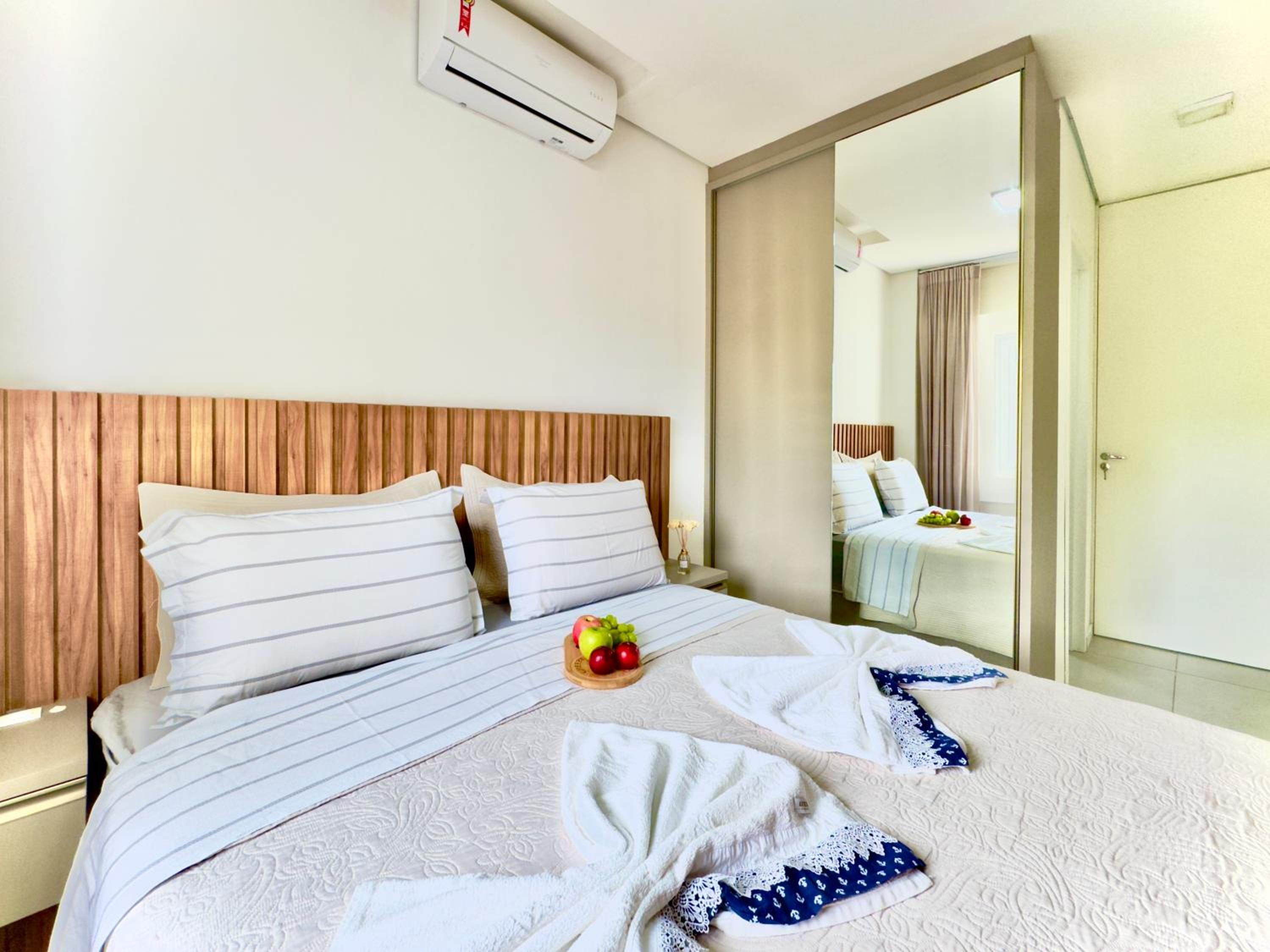 Casa Completa com Churrasqueira Wi-Fi e Garagem para 2 Carros a 400m da PRAIA Acomoda 8 Pessoas, 3 suites com Ar-Condicionado
