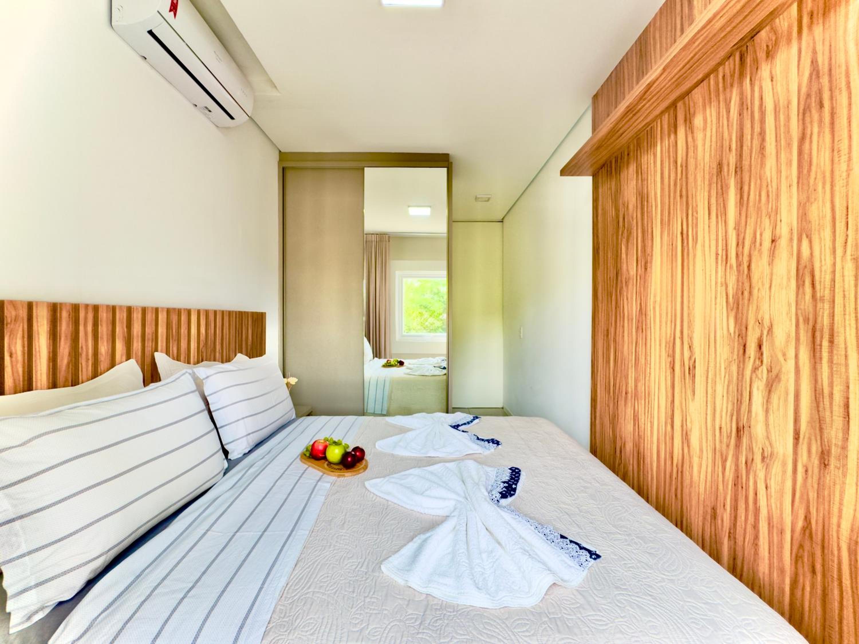 Casa Completa com Churrasqueira Wi-Fi e Garagem para 2 Carros a 400m da PRAIA Acomoda 8 Pessoas, 3 suites com Ar-Condicionado