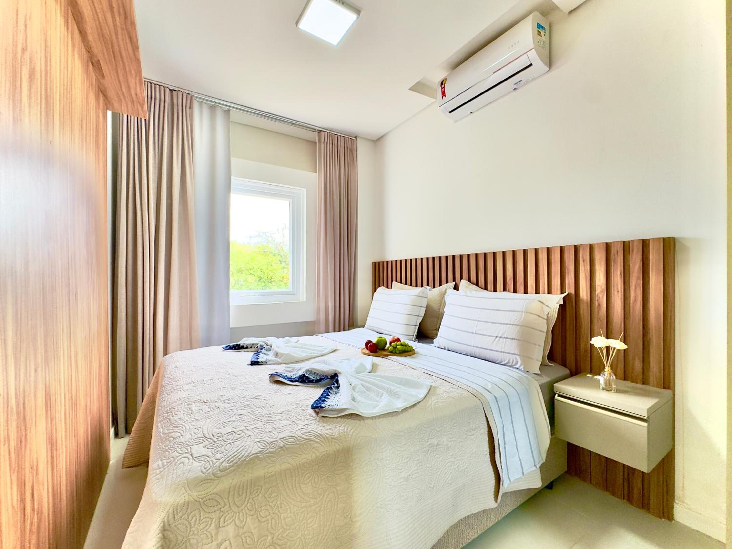 Casa Completa com Churrasqueira Wi-Fi e Garagem para 2 Carros a 400m da PRAIA Acomoda 8 Pessoas, 3 suites com Ar-Condicionado