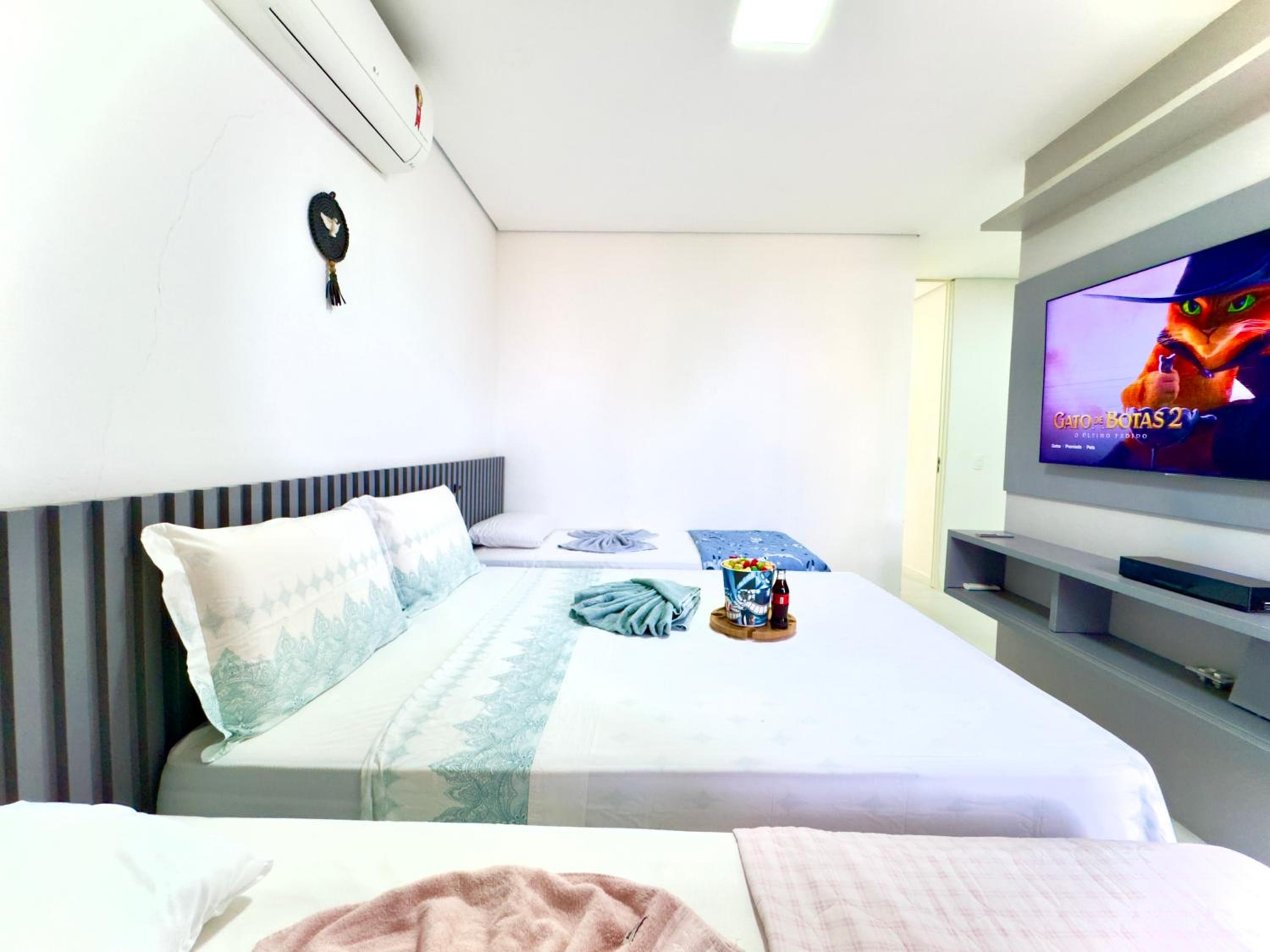 Casa Completa com Churrasqueira Wi-Fi e Garagem para 2 Carros a 400m da PRAIA Acomoda 8 Pessoas, 3 suites com Ar-Condicionado