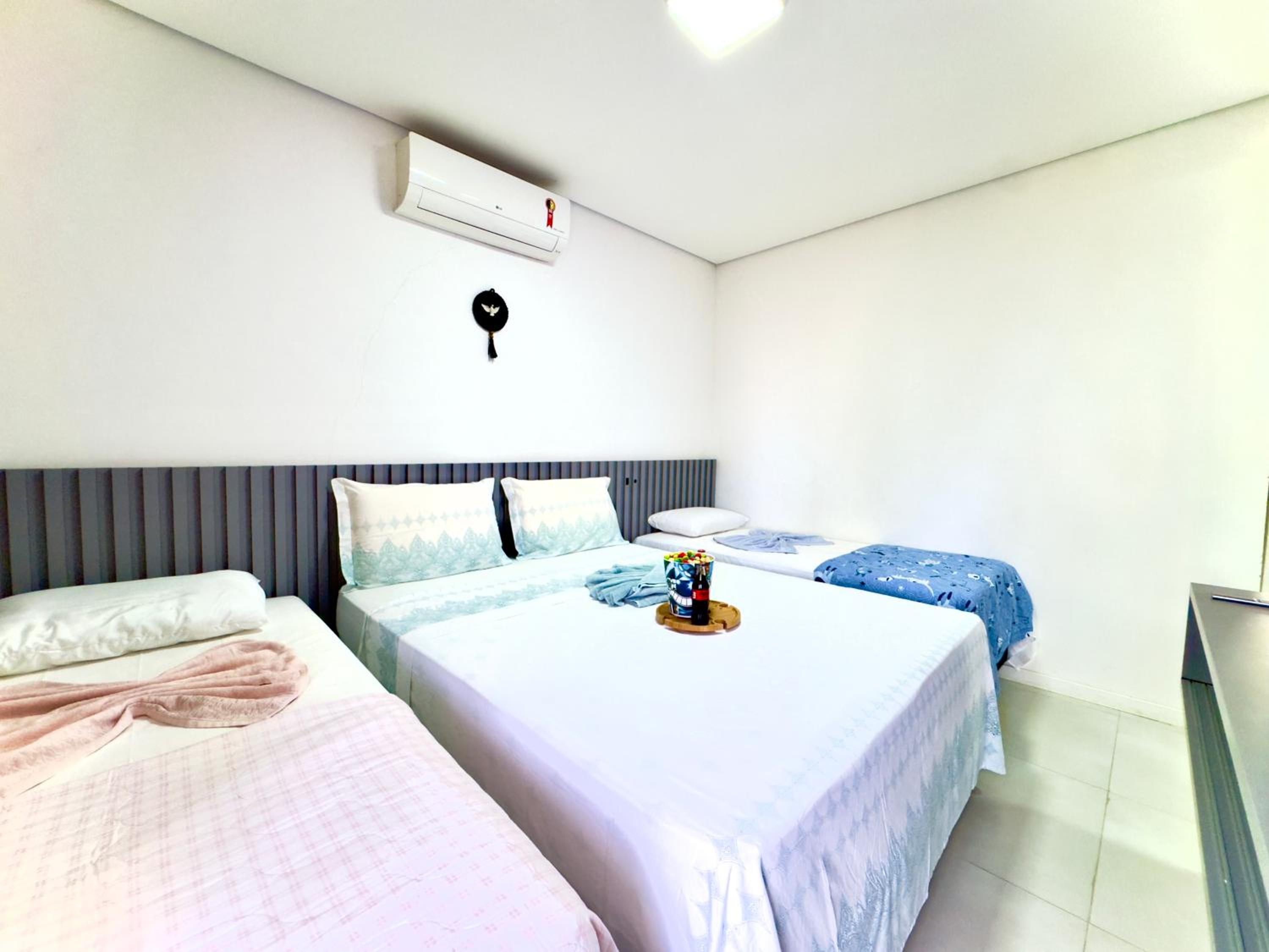 Casa Completa com Churrasqueira Wi-Fi e Garagem para 2 Carros a 400m da PRAIA Acomoda 8 Pessoas, 3 suites com Ar-Condicionado