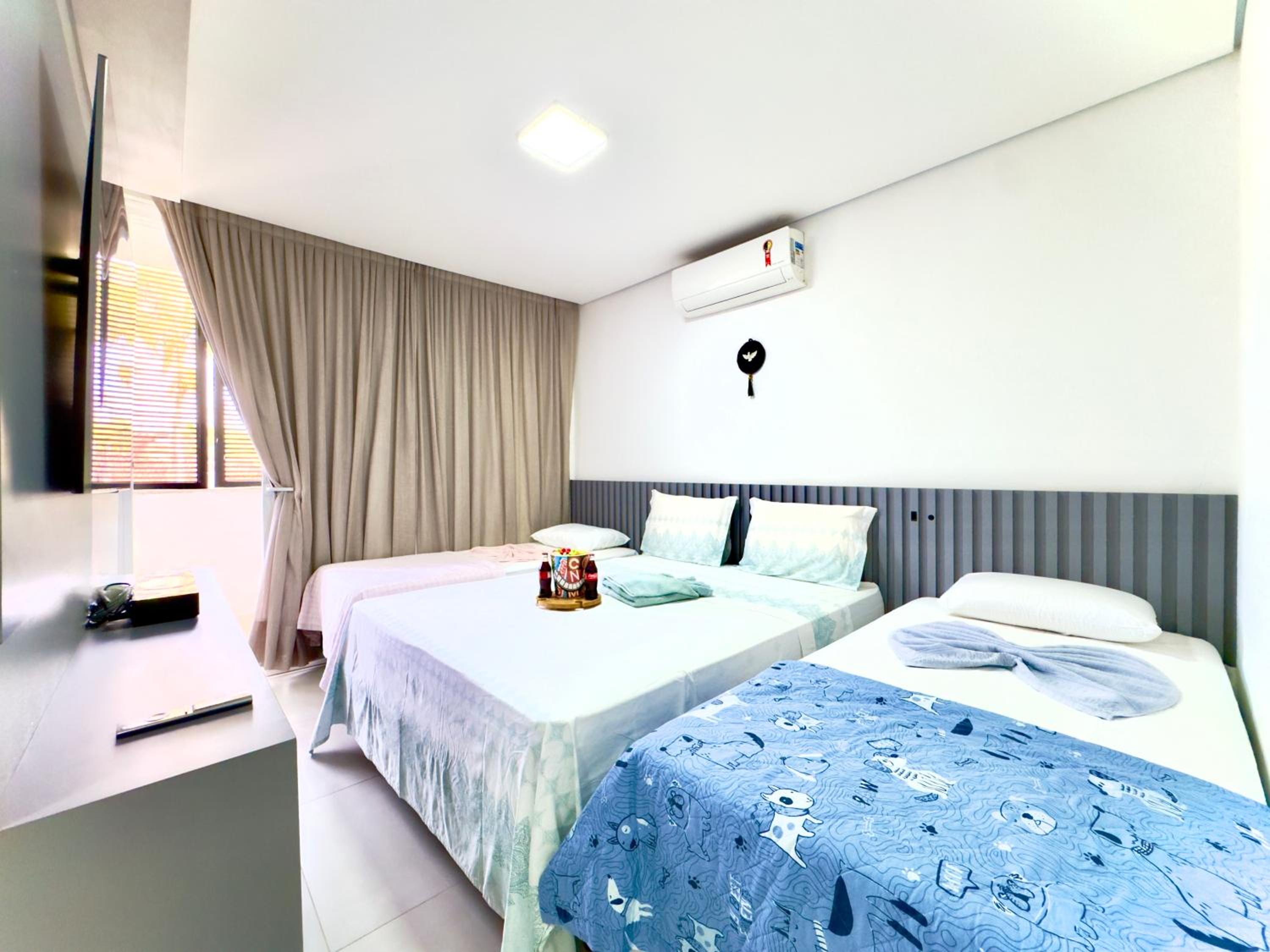 Casa Completa com Churrasqueira Wi-Fi e Garagem para 2 Carros a 400m da PRAIA Acomoda 8 Pessoas, 3 suites com Ar-Condicionado