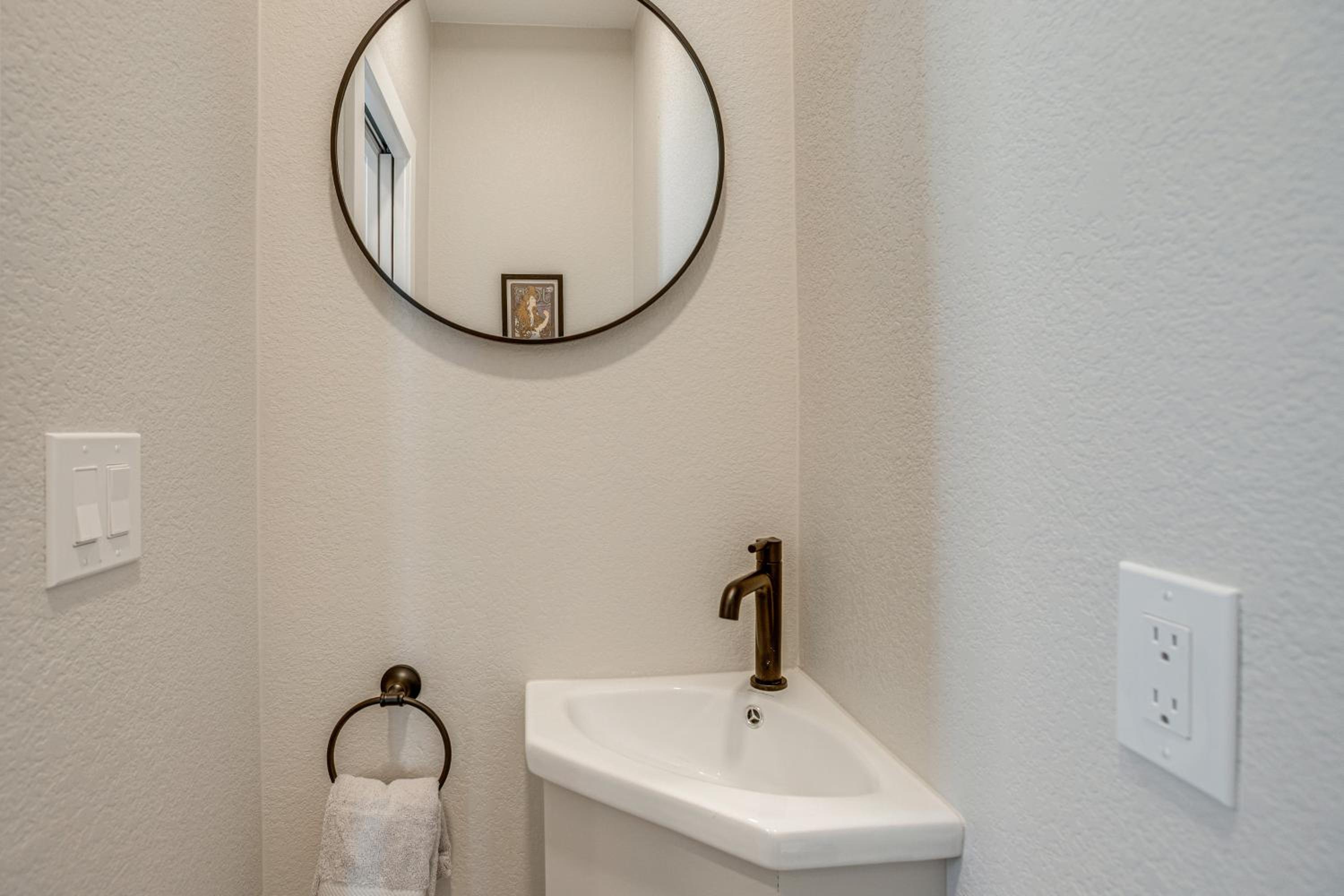 Modern Denver Gem Near DU, Parks and Shops!