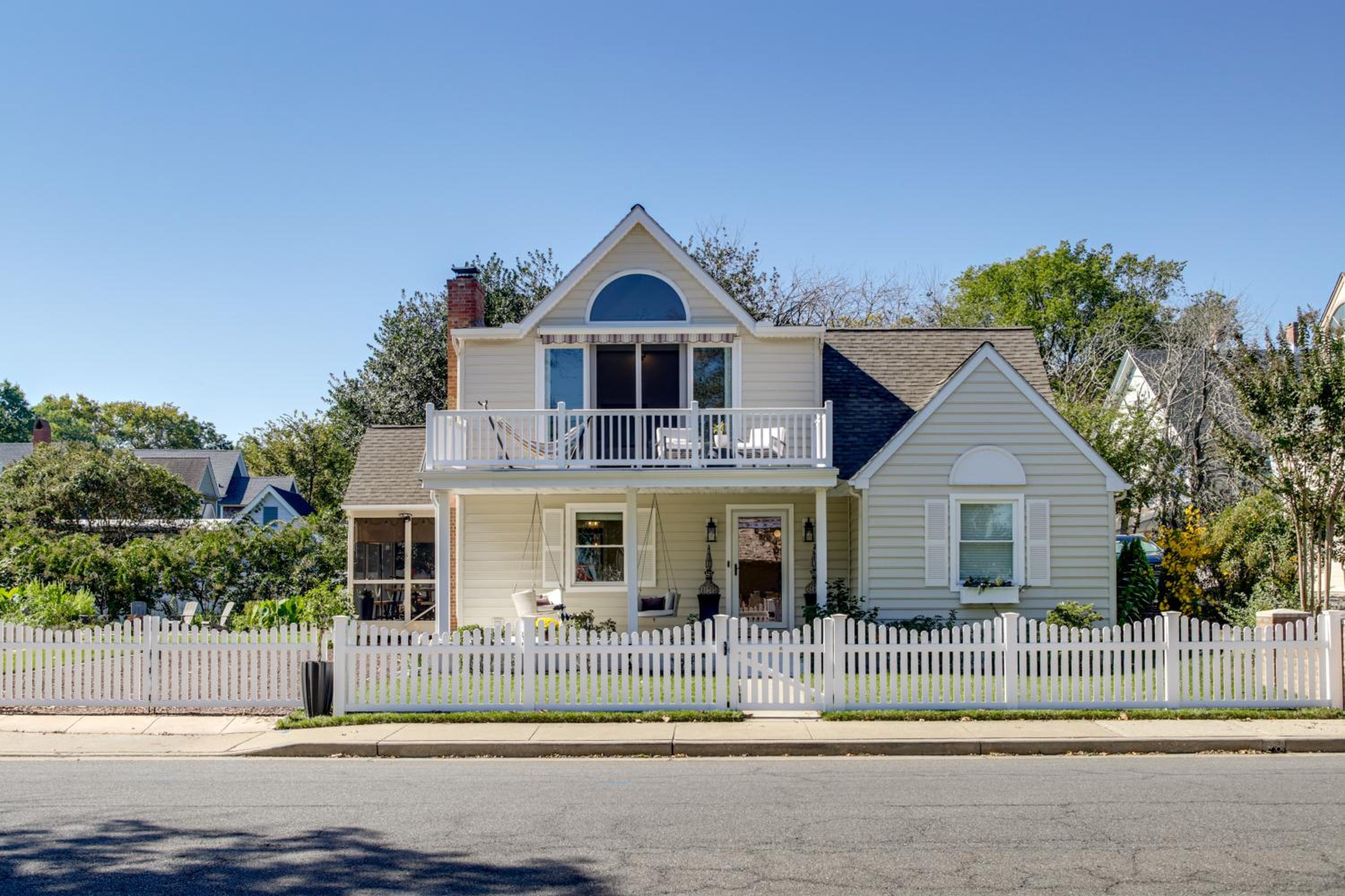Steps to Marina and Park Waterfront Cambridge Home!