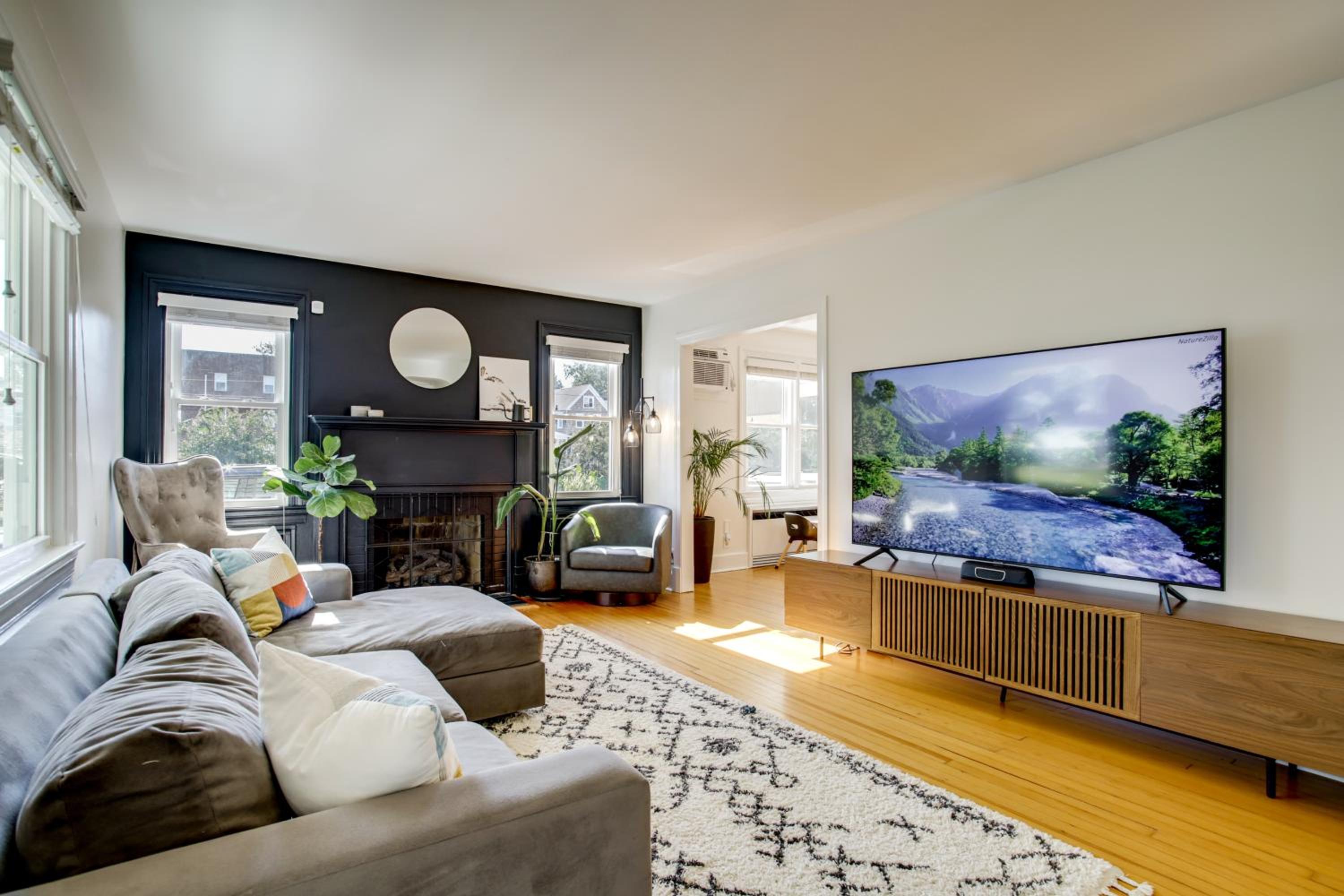 Steps to Marina and Park Waterfront Cambridge Home!