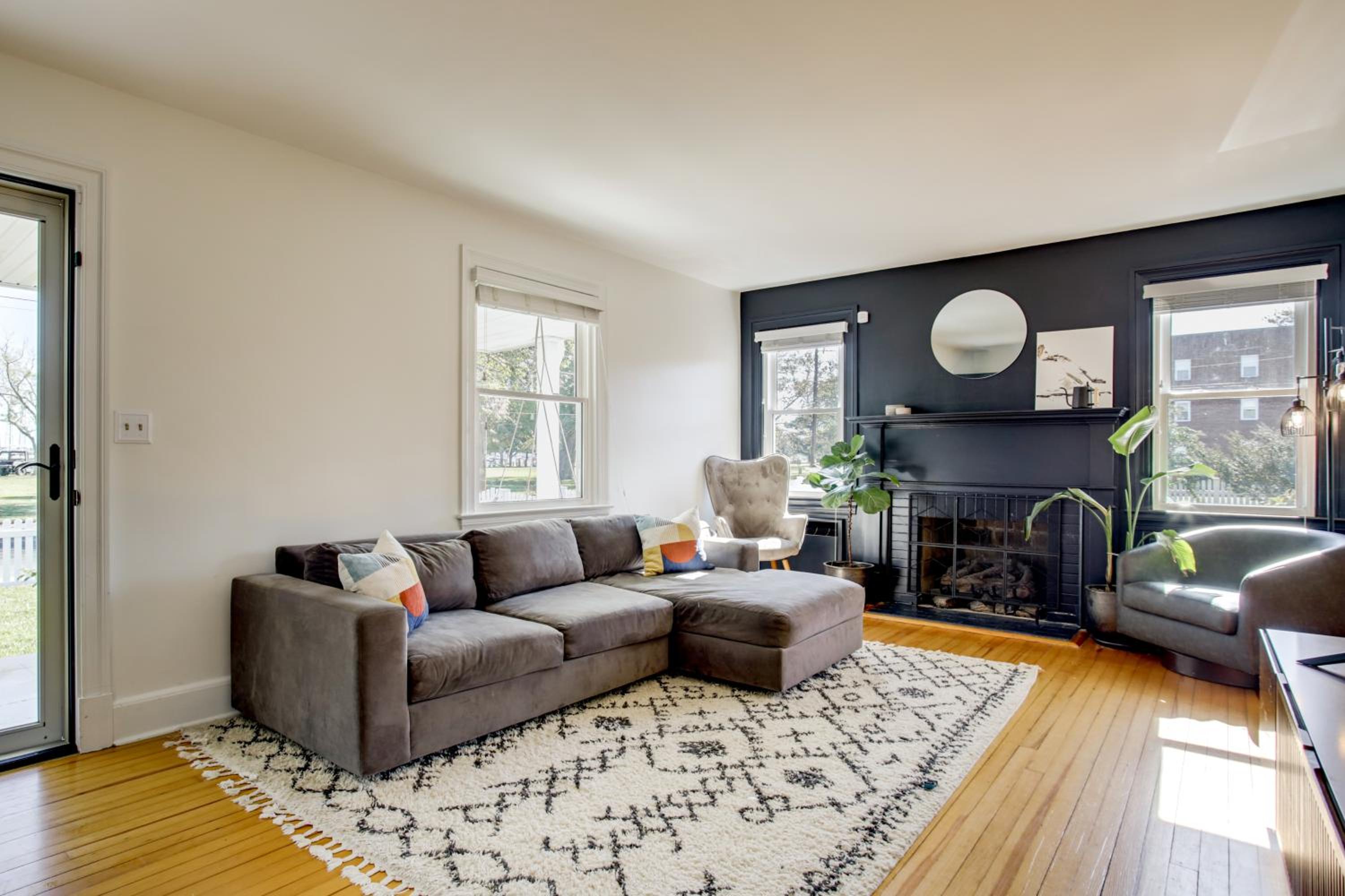 Steps to Marina and Park Waterfront Cambridge Home!