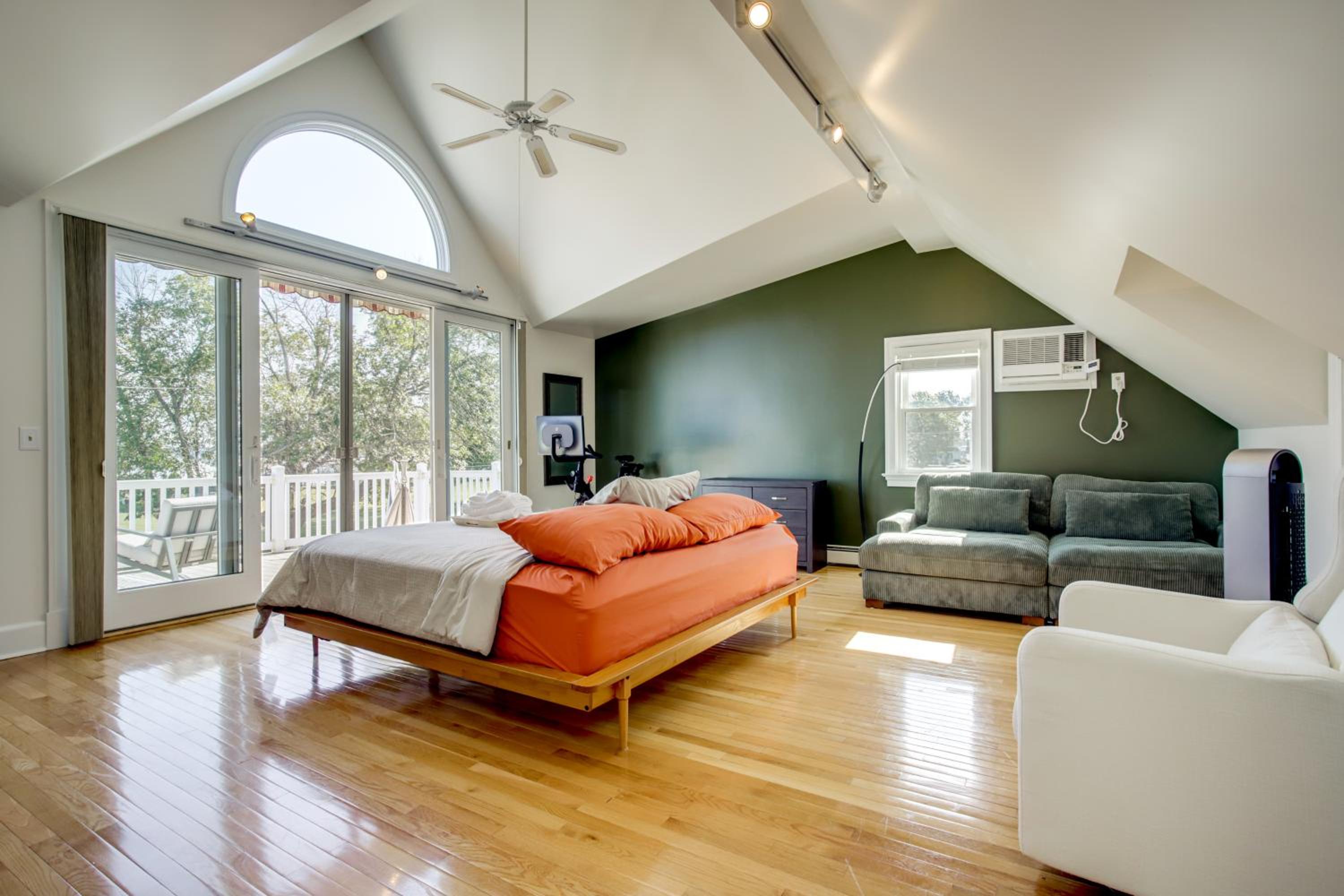 Steps to Marina and Park Waterfront Cambridge Home!