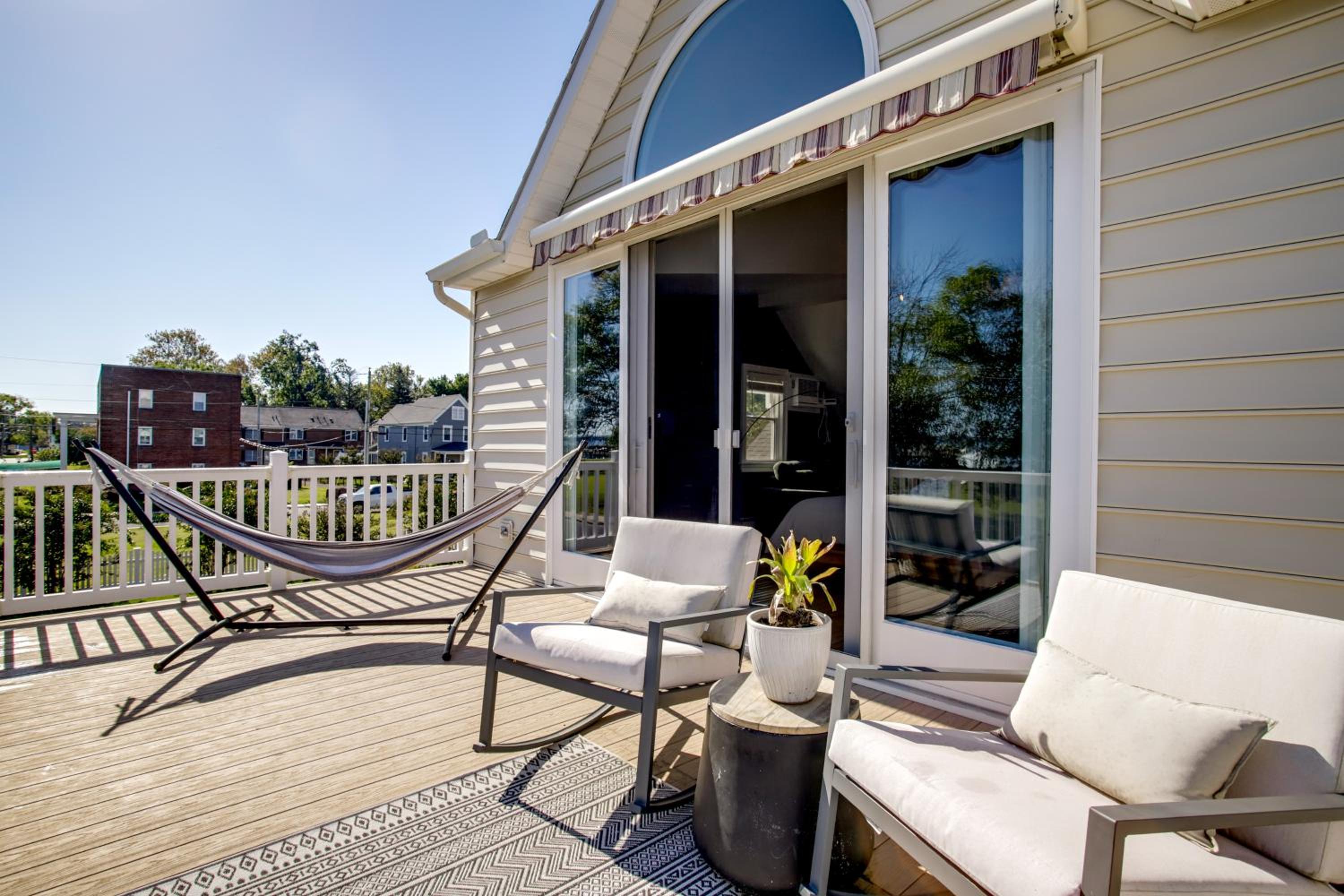 Steps to Marina and Park Waterfront Cambridge Home!