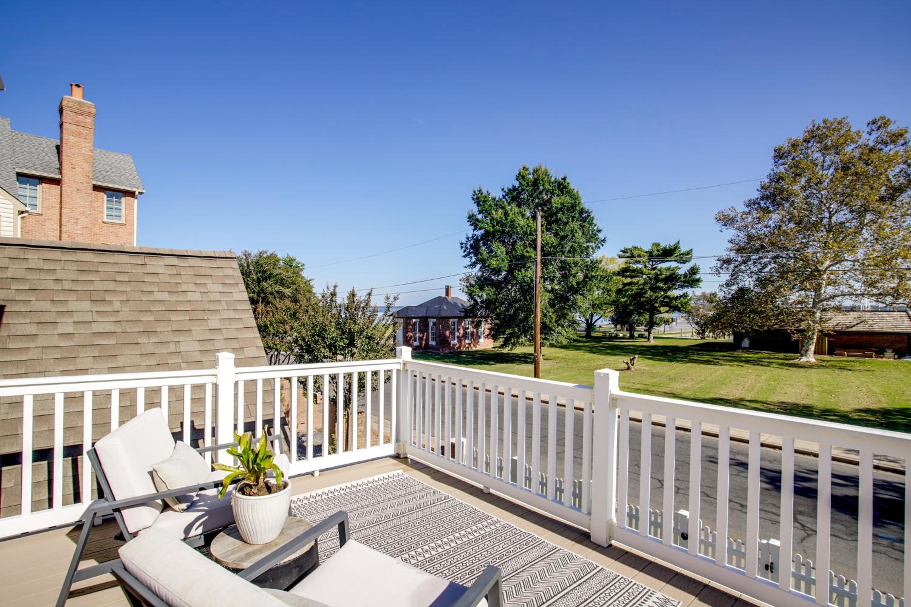 Steps to Marina and Park Waterfront Cambridge Home!
