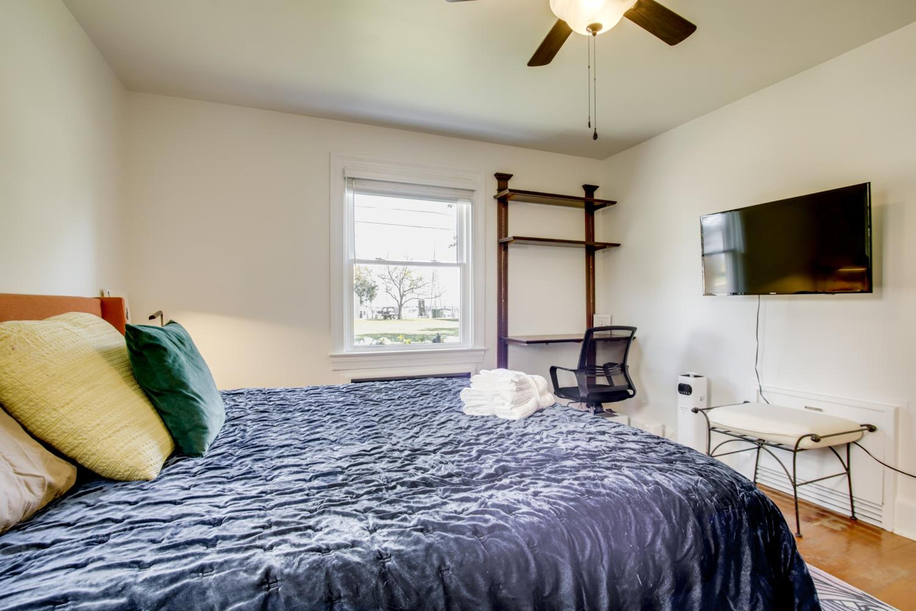 Steps to Marina and Park Waterfront Cambridge Home!