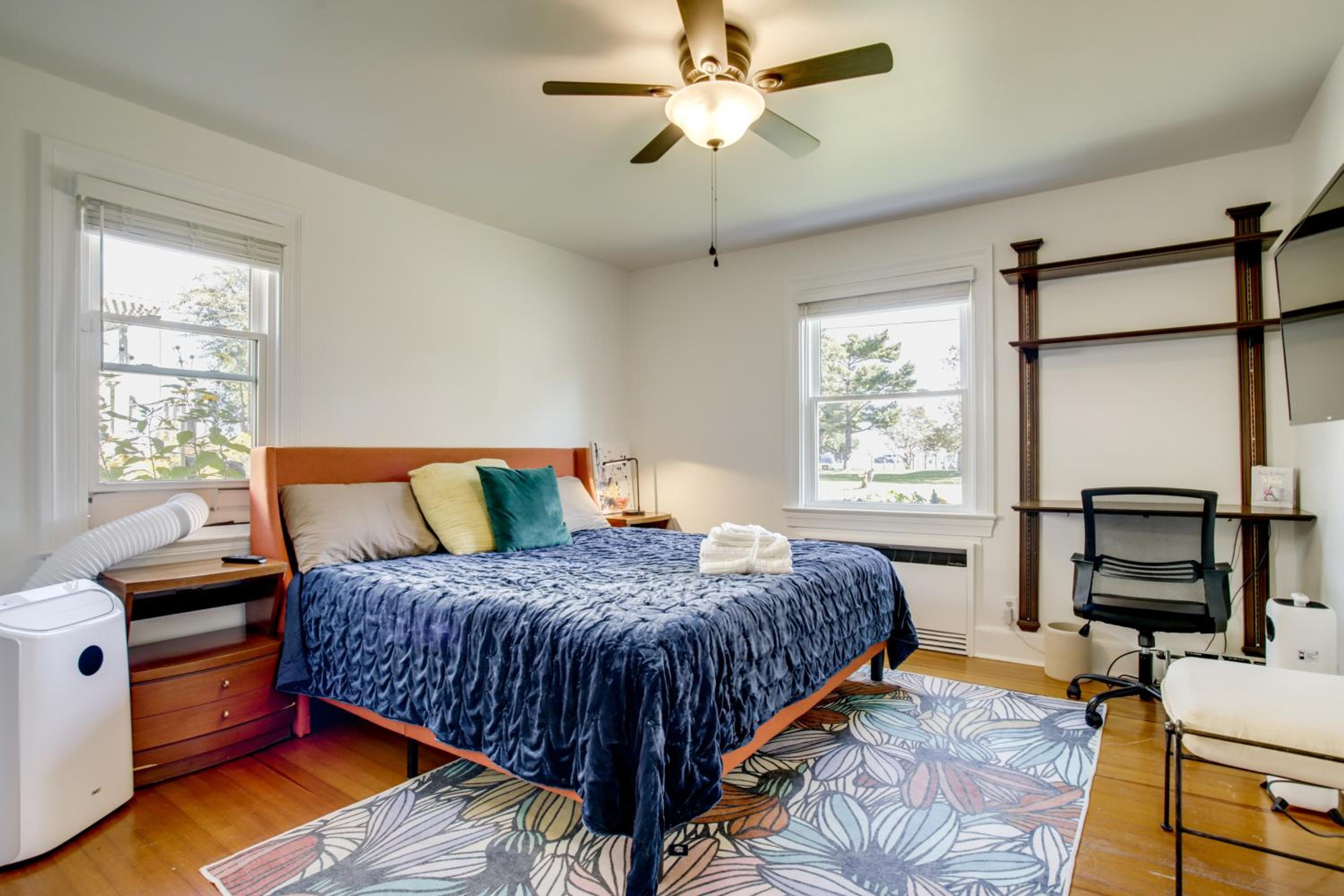 Steps to Marina and Park Waterfront Cambridge Home!