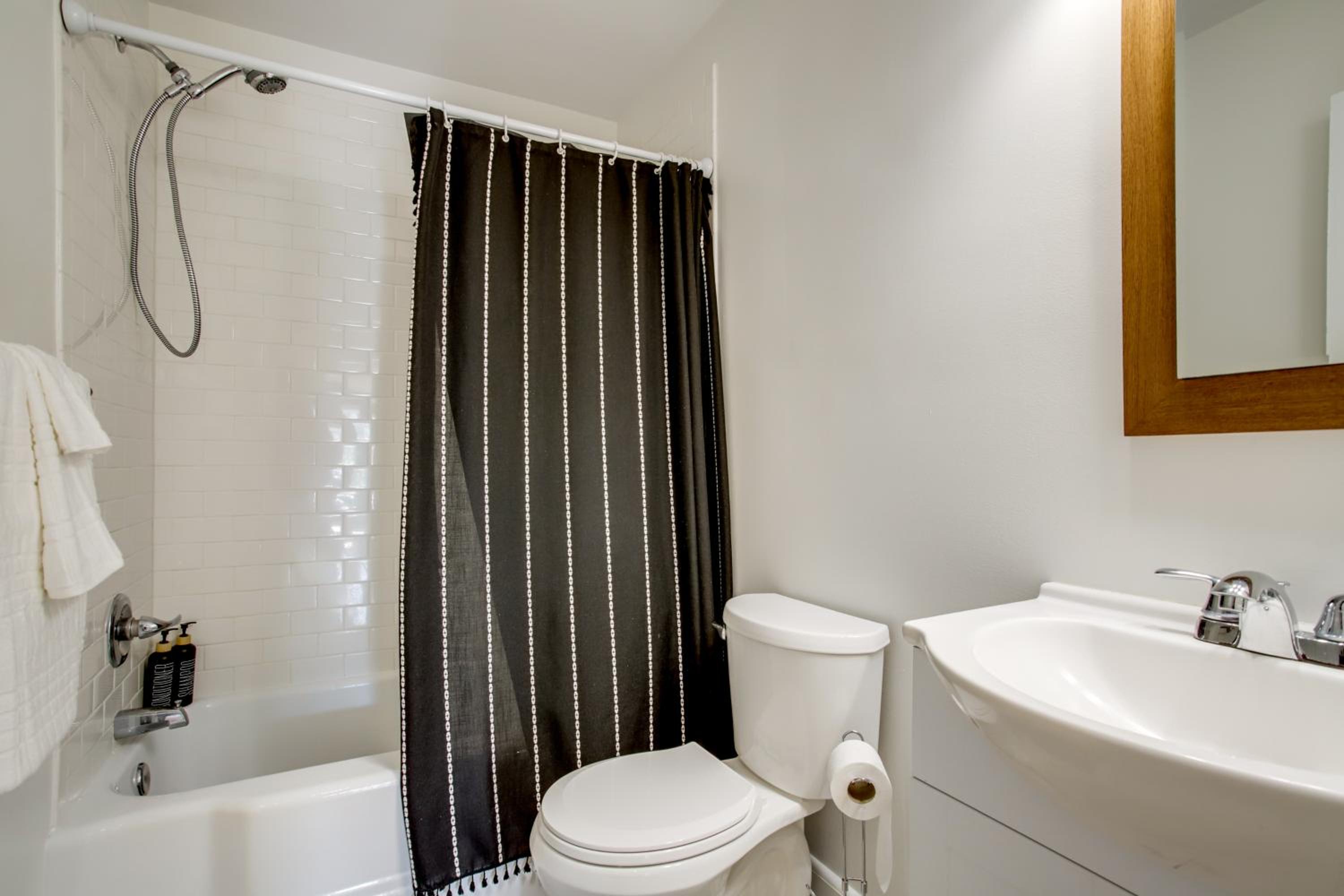 Steps to Marina and Park Waterfront Cambridge Home!