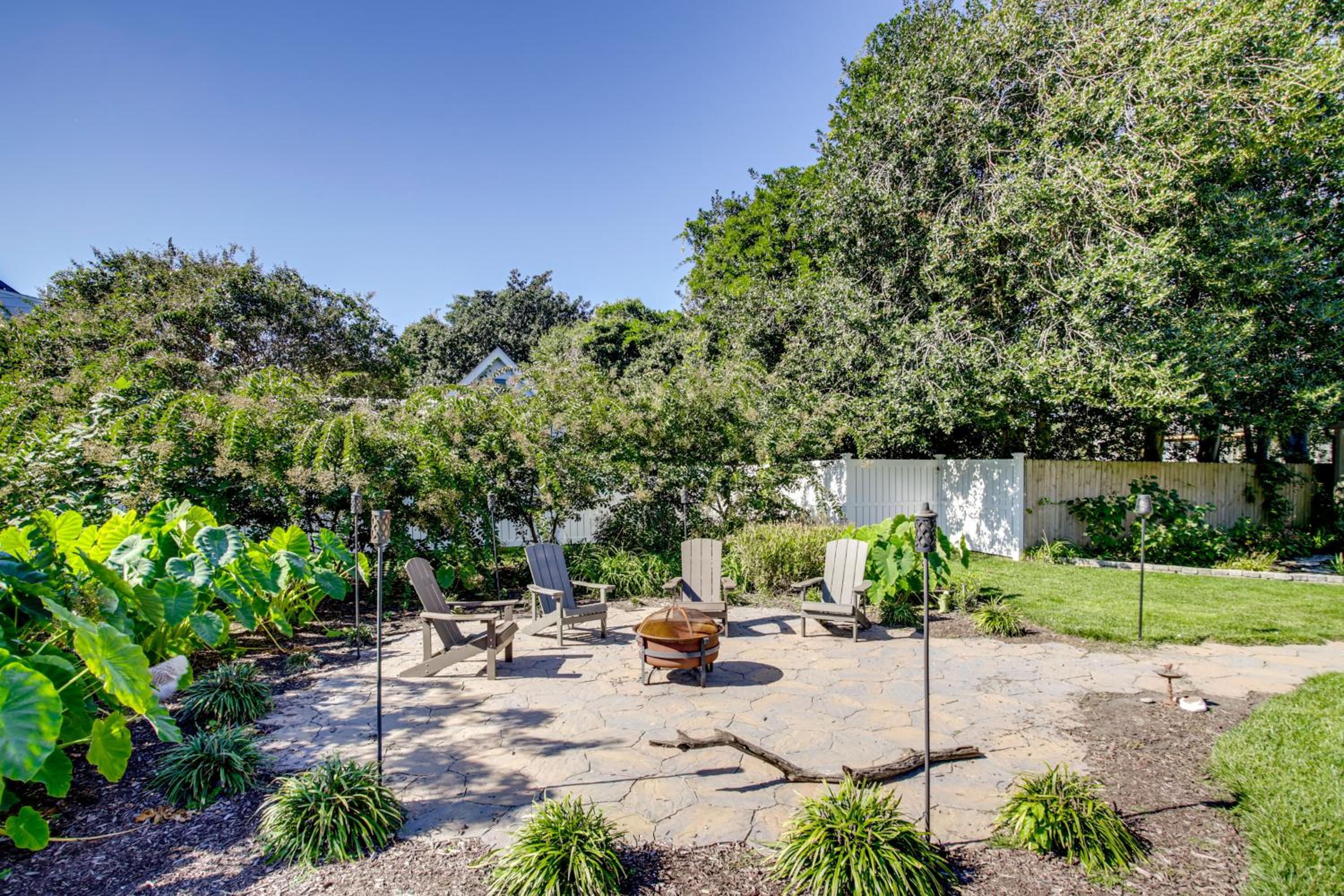 Steps to Marina and Park Waterfront Cambridge Home!