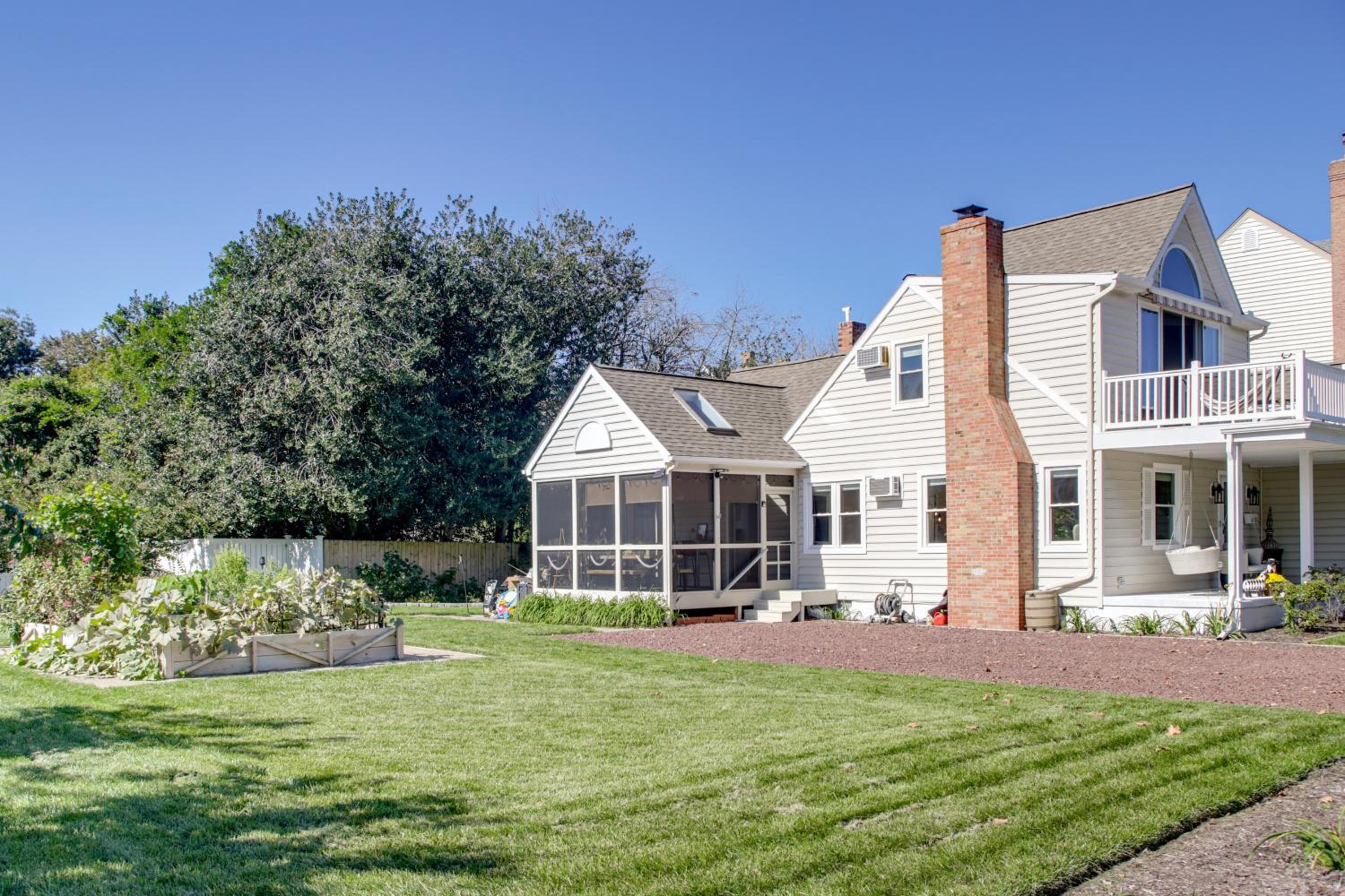 Steps to Marina and Park Waterfront Cambridge Home!