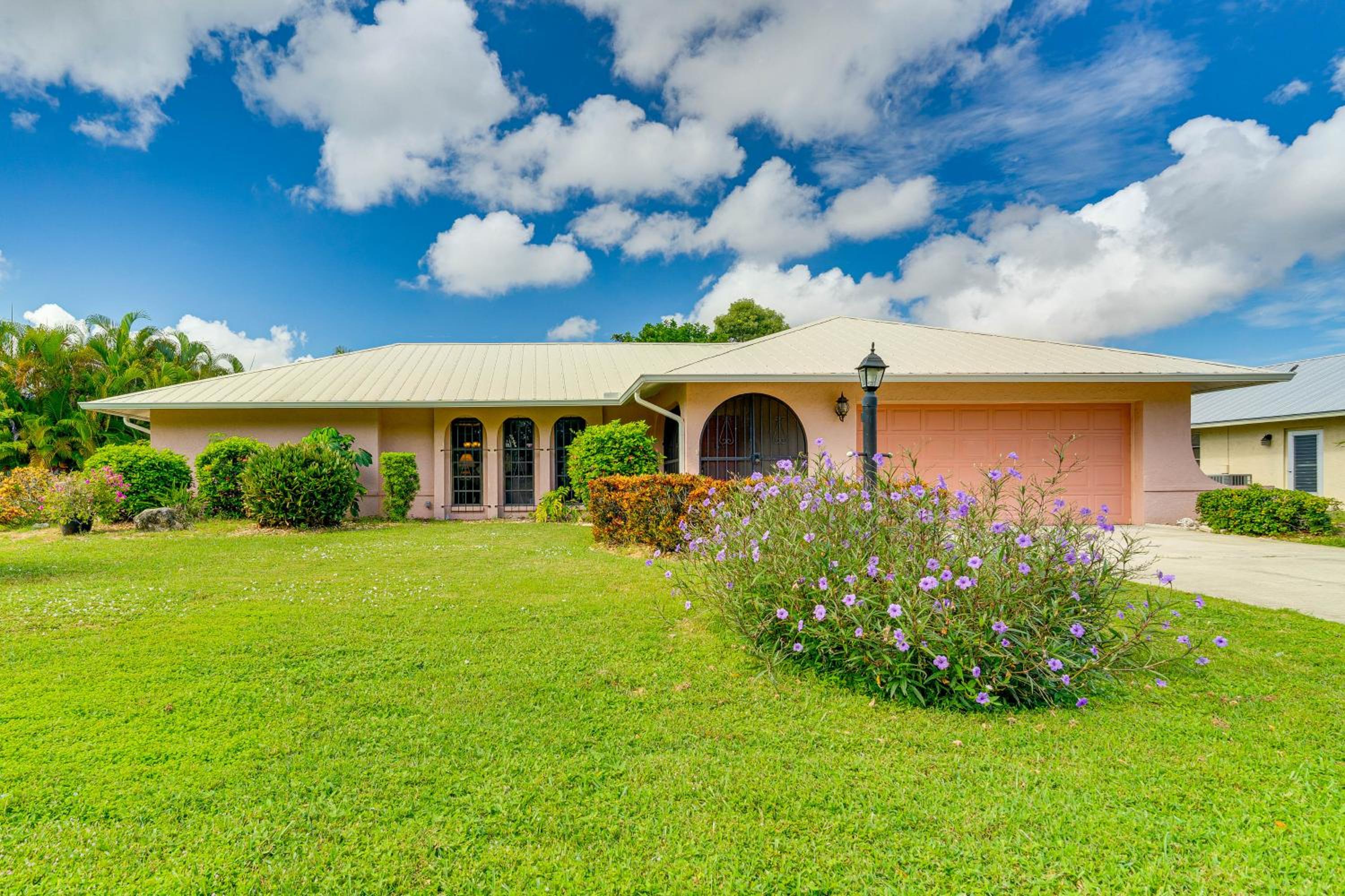 1 Mi to Golf! Family Getaway with Pool in Fort Myers