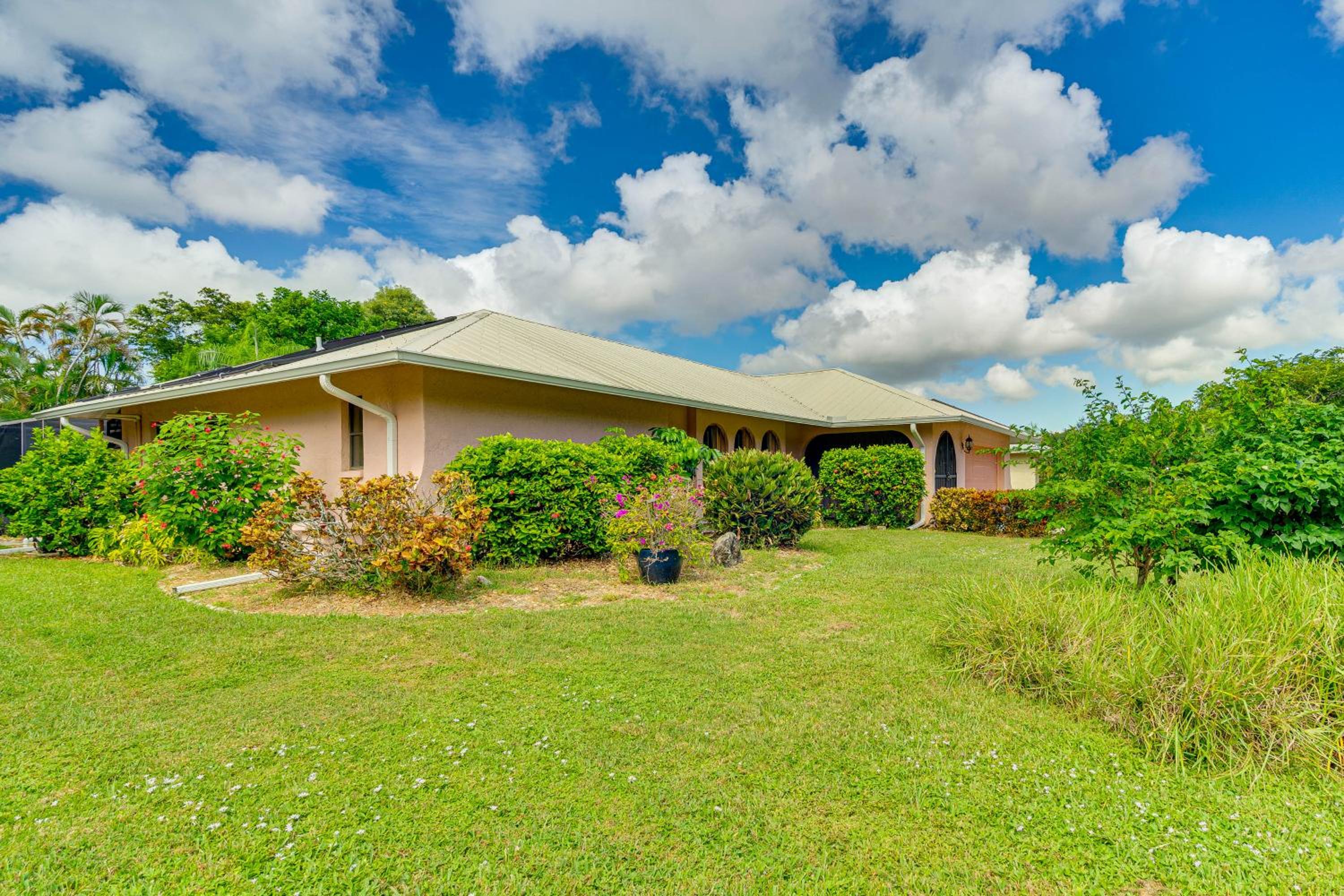 1 Mi to Golf! Family Getaway with Pool in Fort Myers