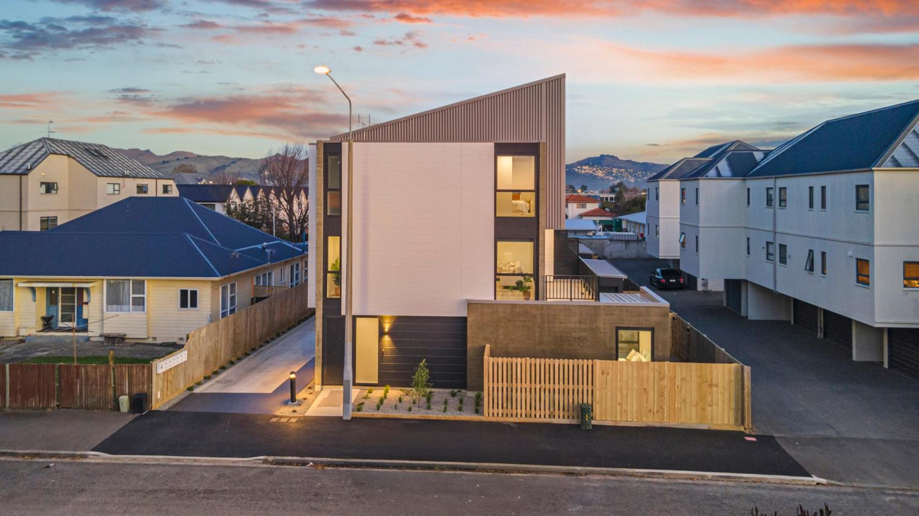 3 Bedroom, 3 Bathroom Townhouse with Garage - in CHCH CBD