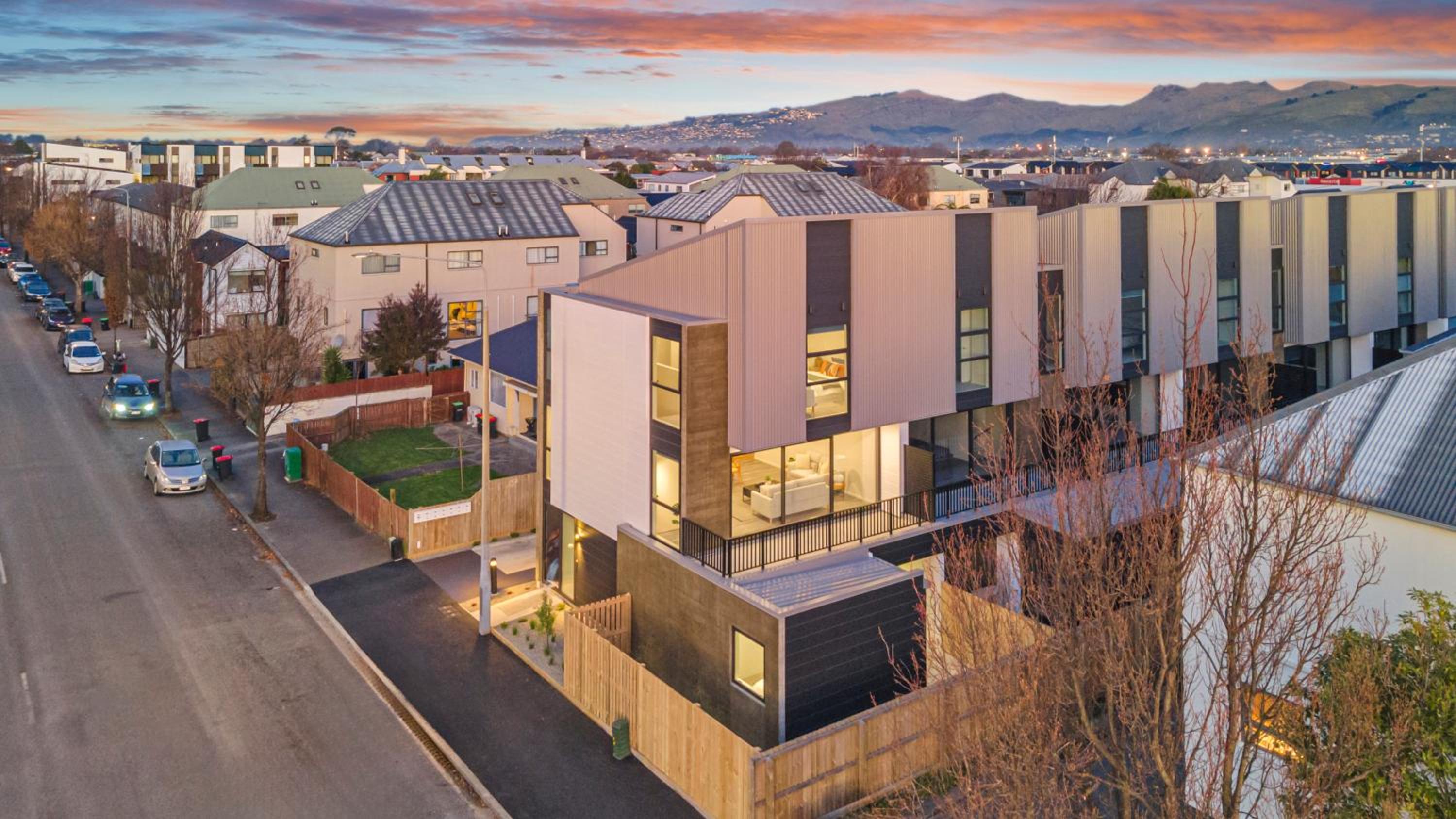 3 Bedroom, 3 Bathroom Townhouse with Garage - in CHCH CBD