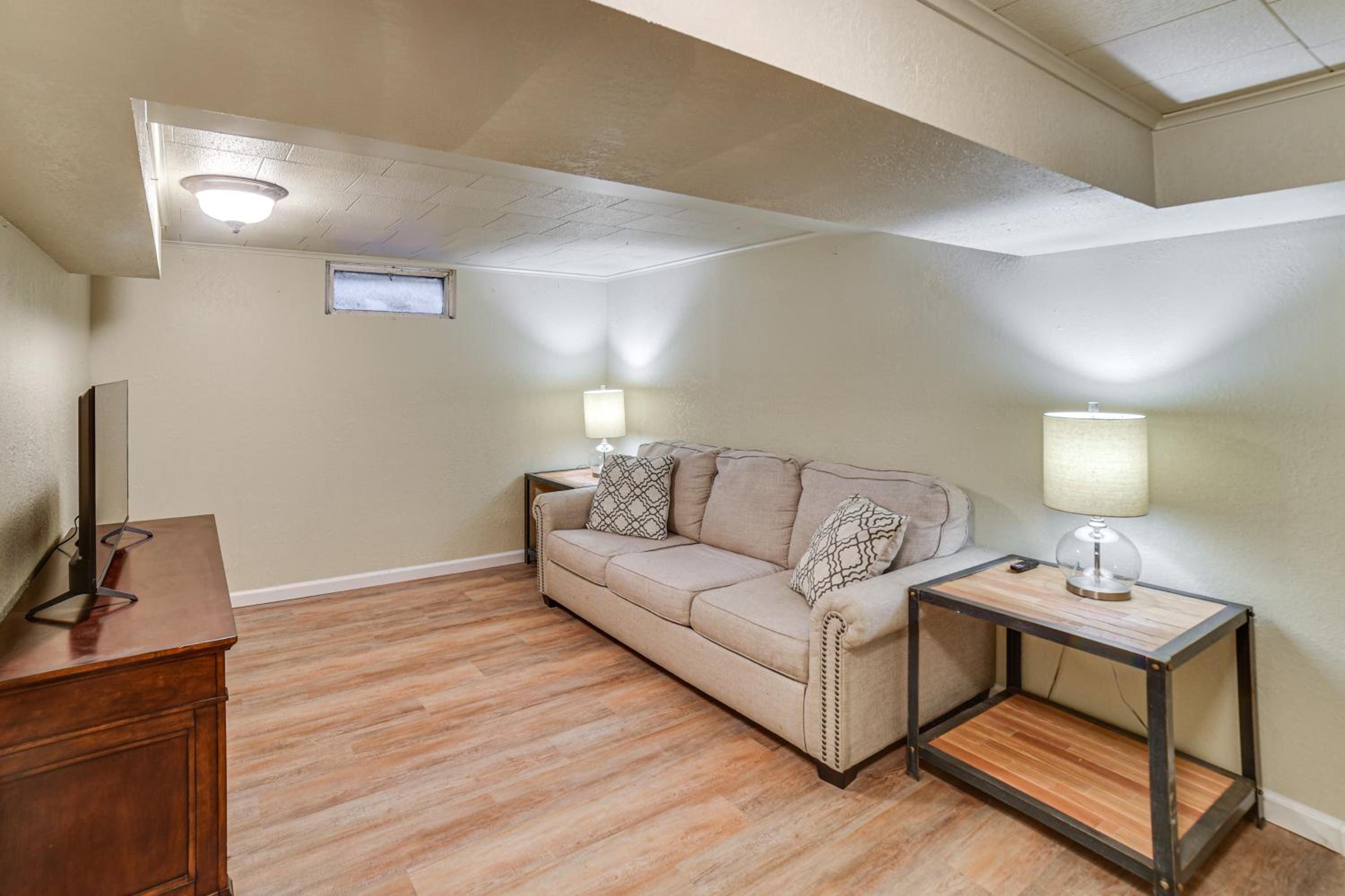Walk to River Oacoma Home with Dog-Friendly Yard!