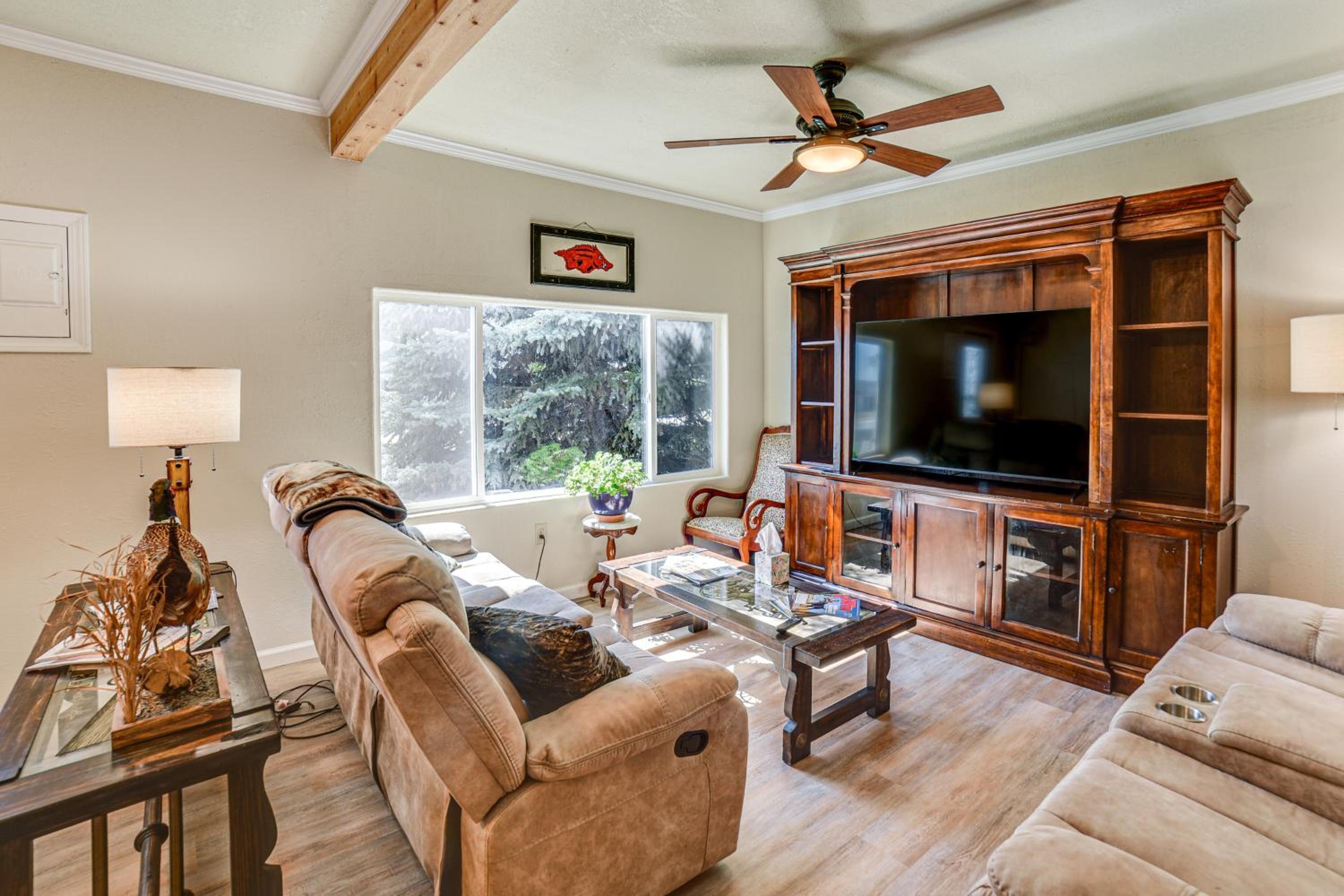 Walk to River Oacoma Home with Dog-Friendly Yard!
