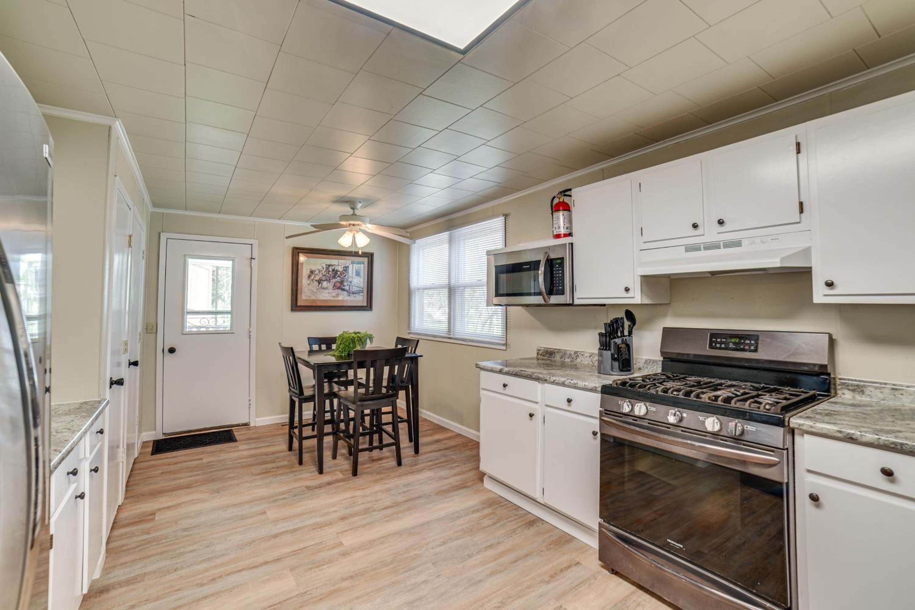 Walk to River Oacoma Home with Dog-Friendly Yard!
