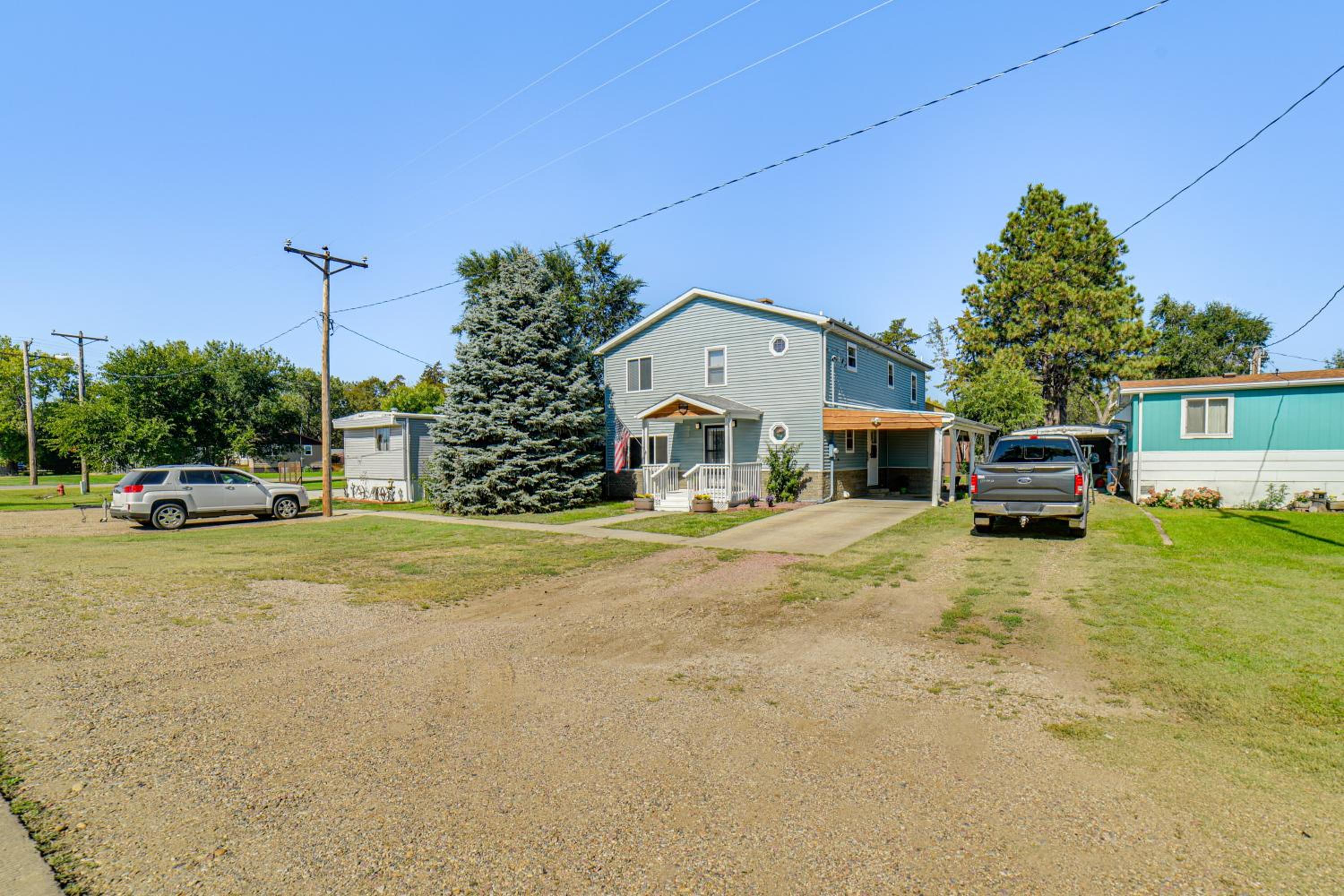 Walk to River Oacoma Home with Dog-Friendly Yard!