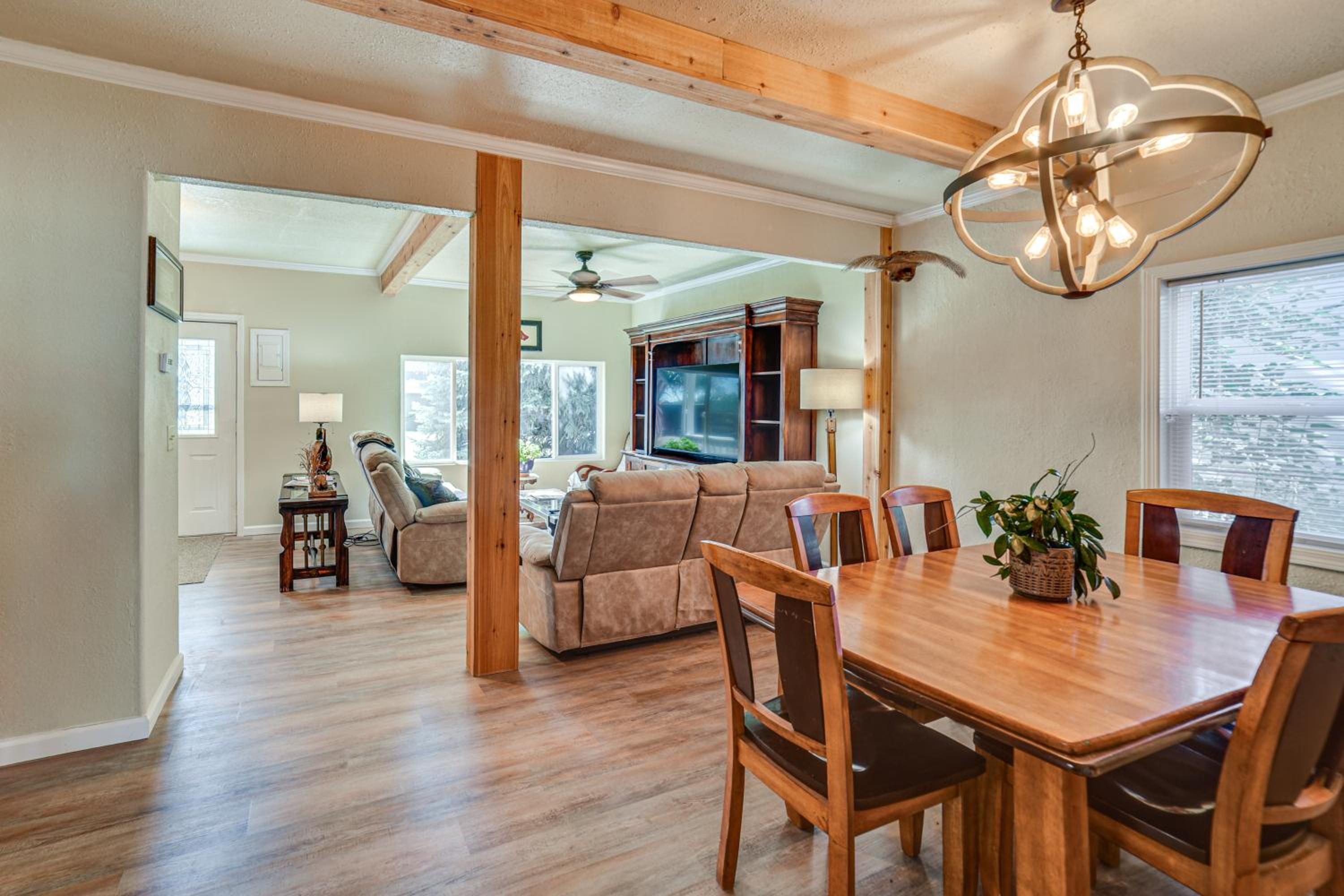 Walk to River Oacoma Home with Dog-Friendly Yard!