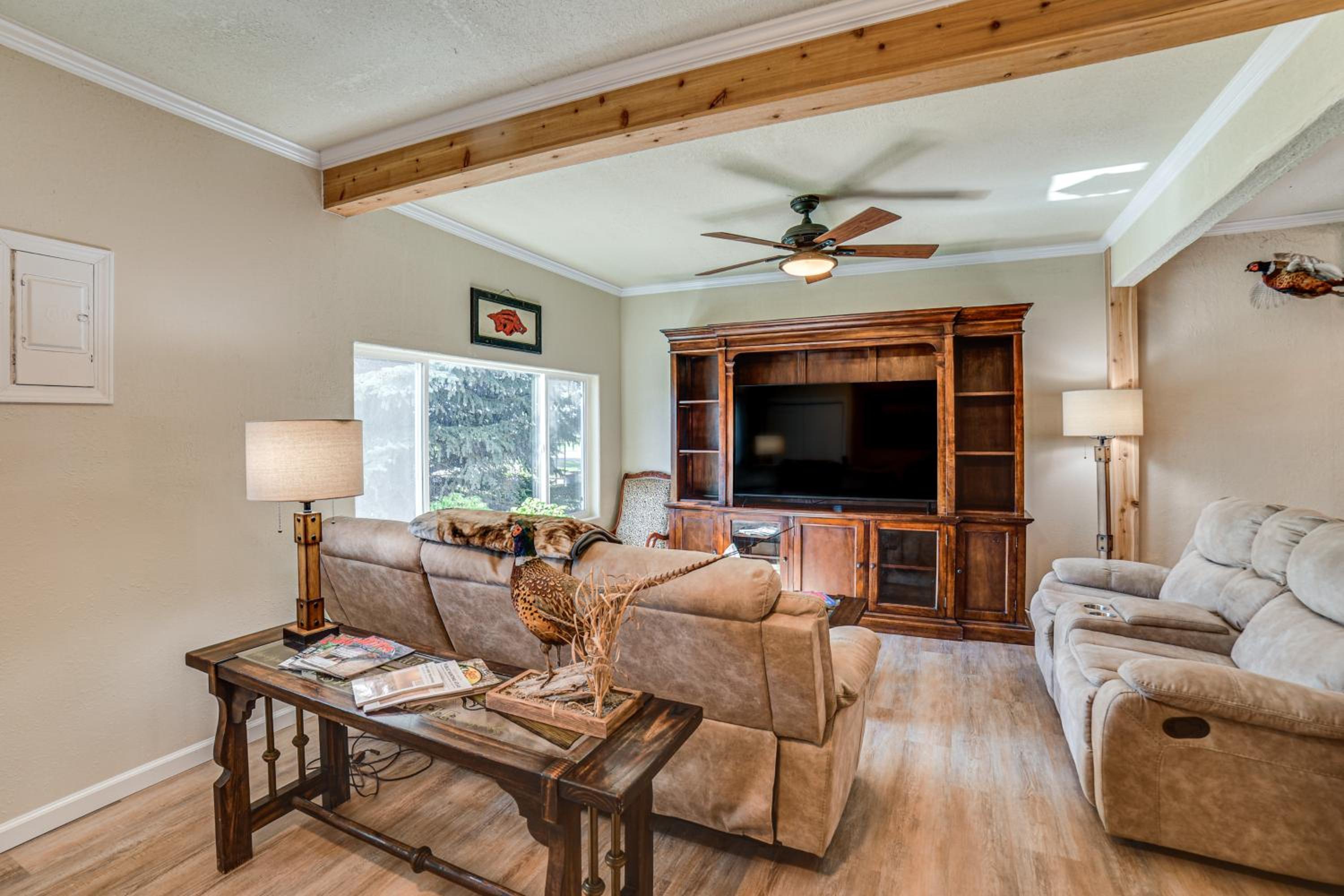 Walk to River Oacoma Home with Dog-Friendly Yard!