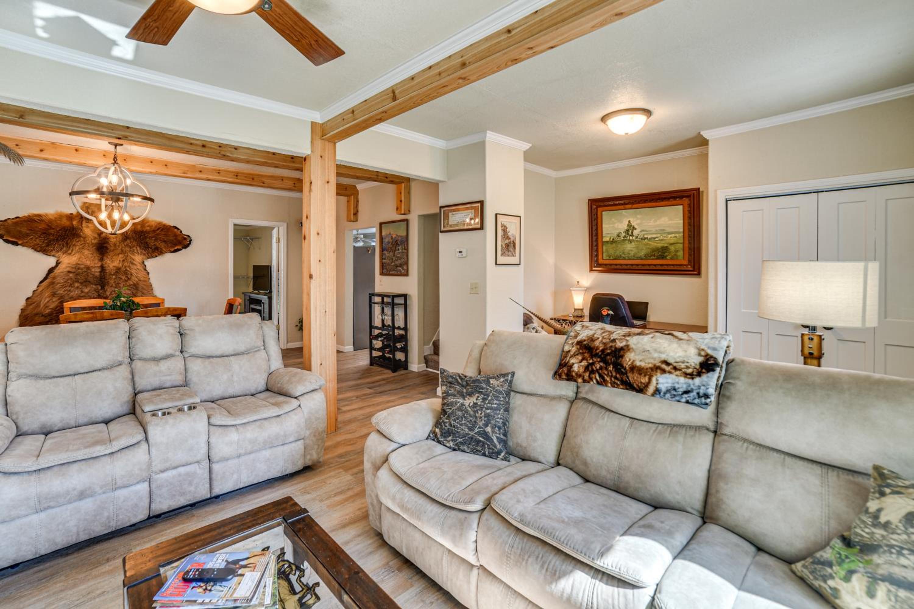 Walk to River Oacoma Home with Dog-Friendly Yard!