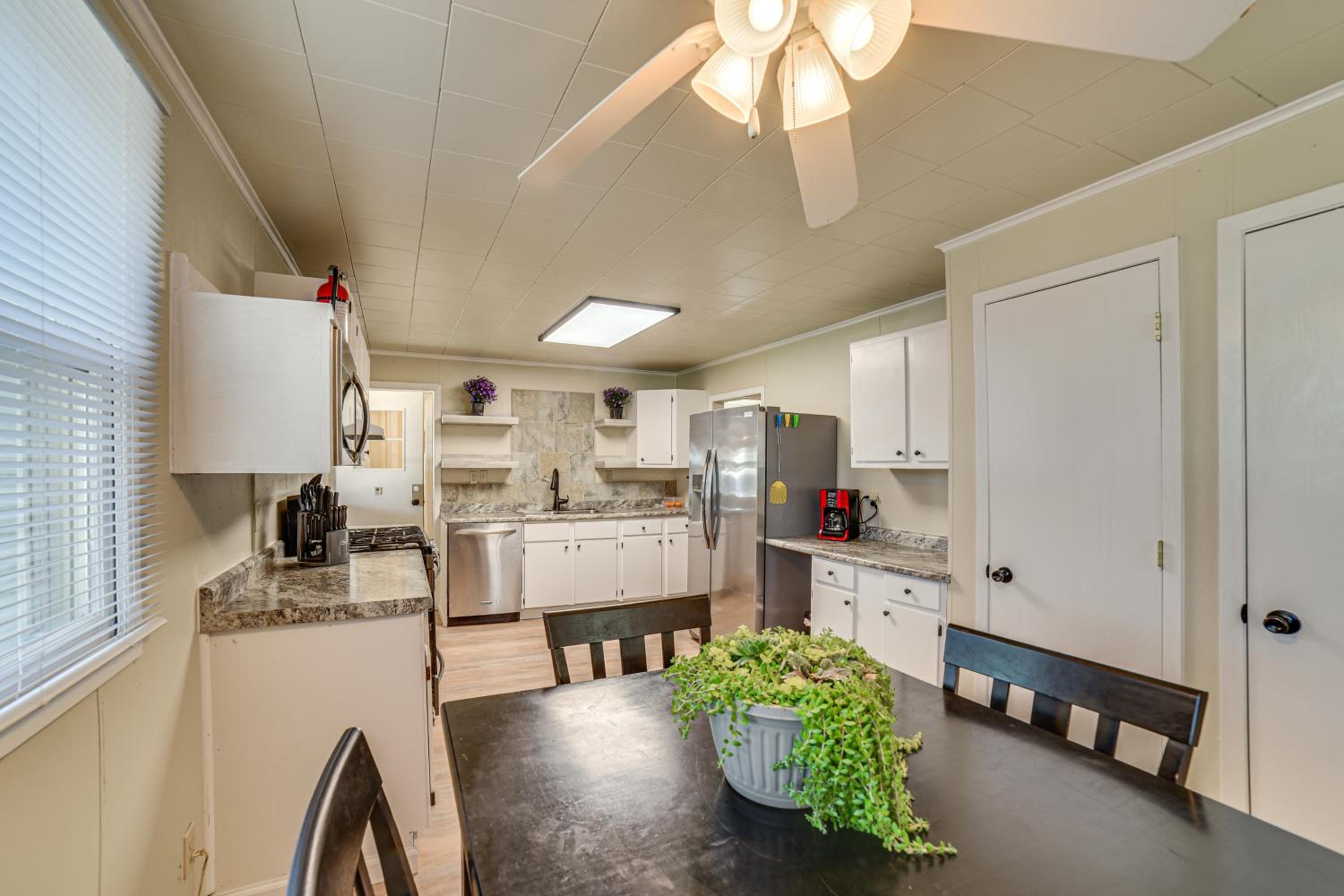 Walk to River Oacoma Home with Dog-Friendly Yard!