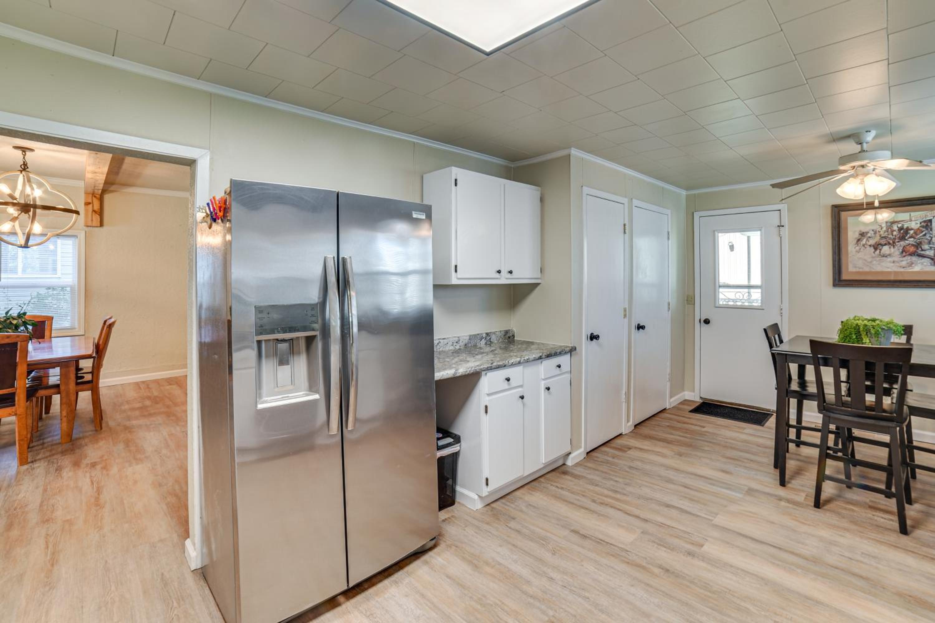 Walk to River Oacoma Home with Dog-Friendly Yard!