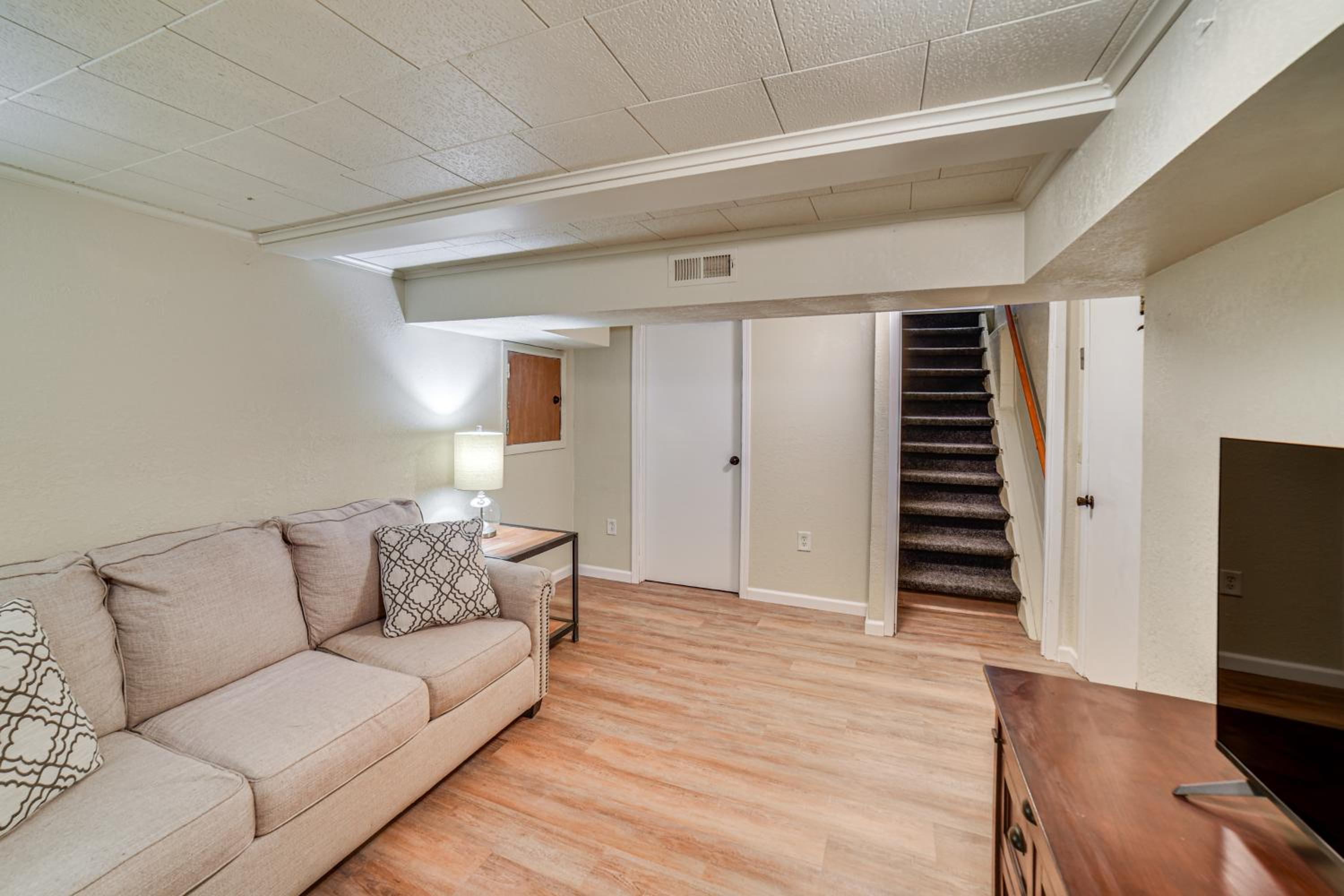 Walk to River Oacoma Home with Dog-Friendly Yard!
