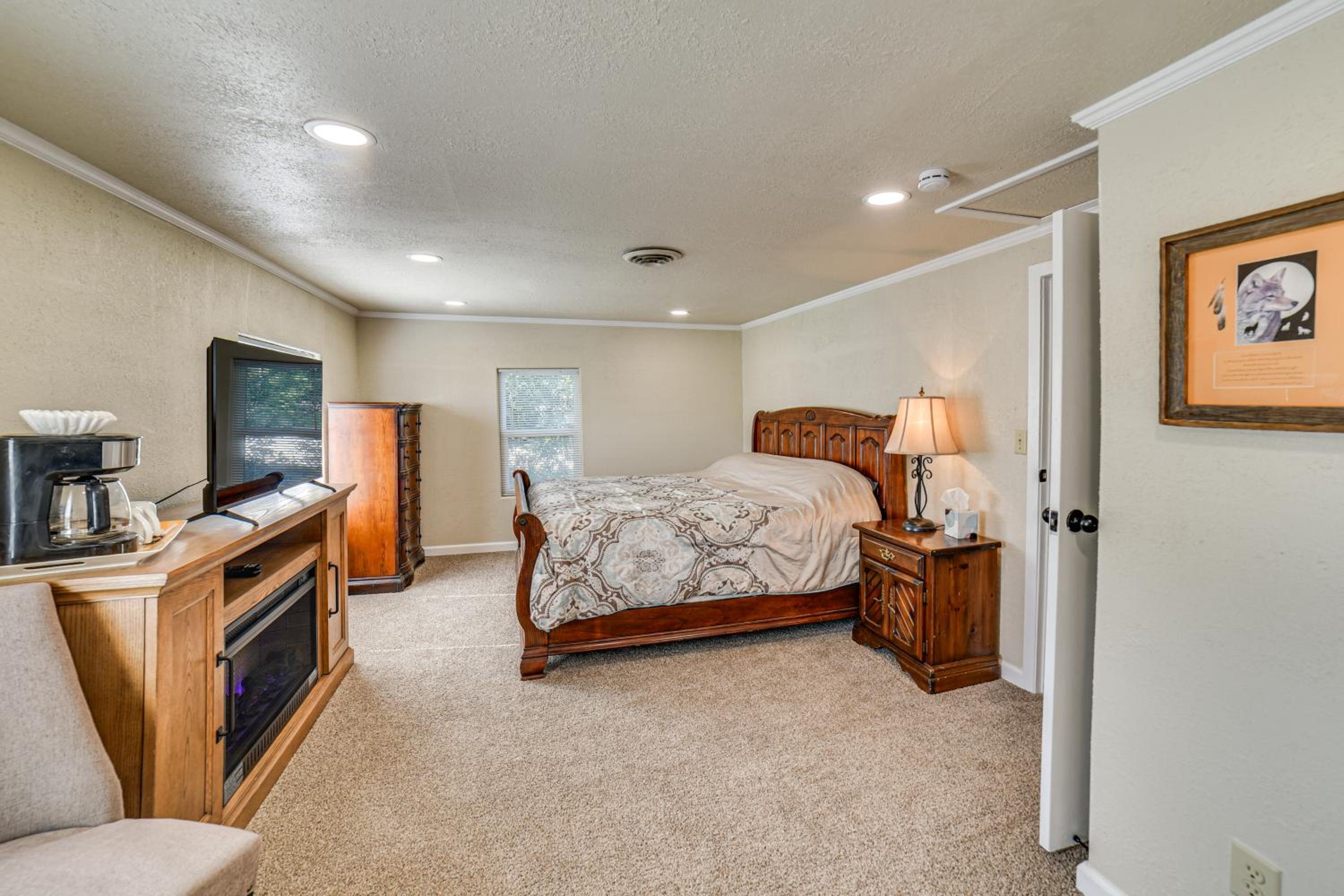 Walk to River Oacoma Home with Dog-Friendly Yard!
