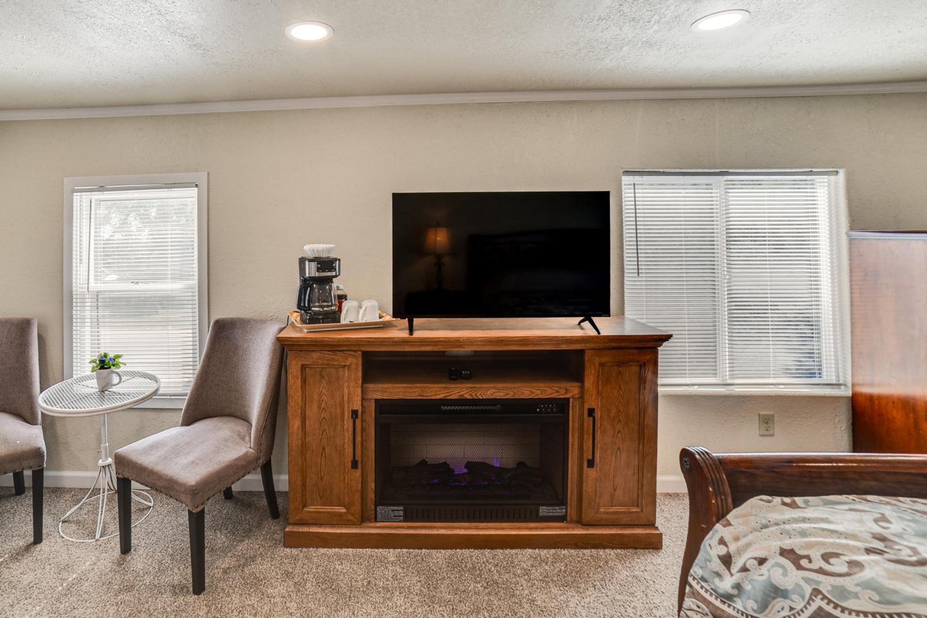 Walk to River Oacoma Home with Dog-Friendly Yard!