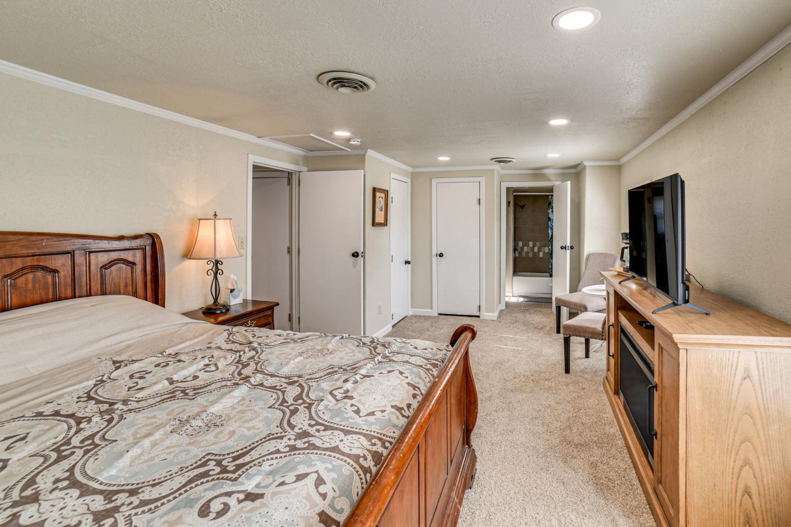 Walk to River Oacoma Home with Dog-Friendly Yard!