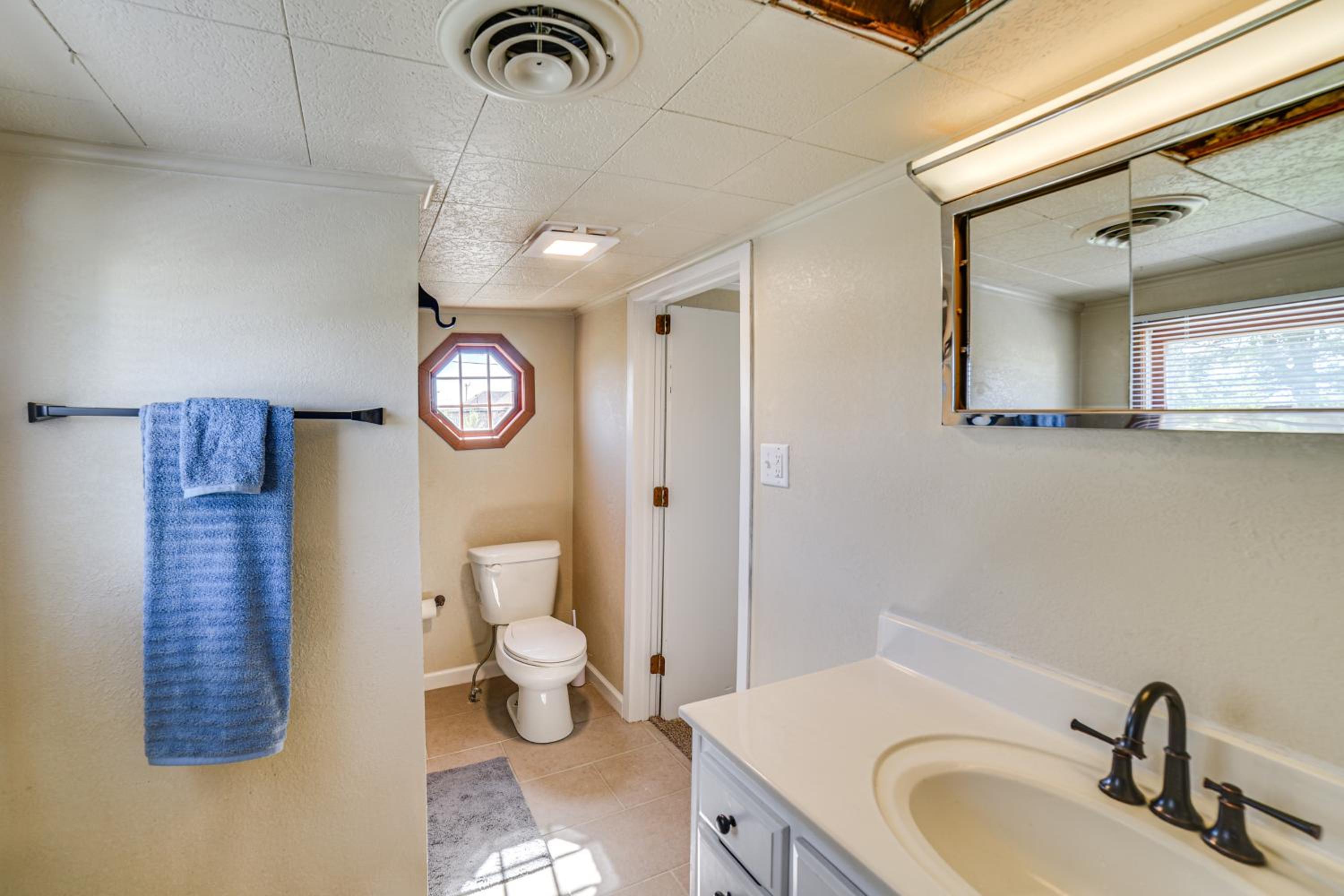 Walk to River Oacoma Home with Dog-Friendly Yard!