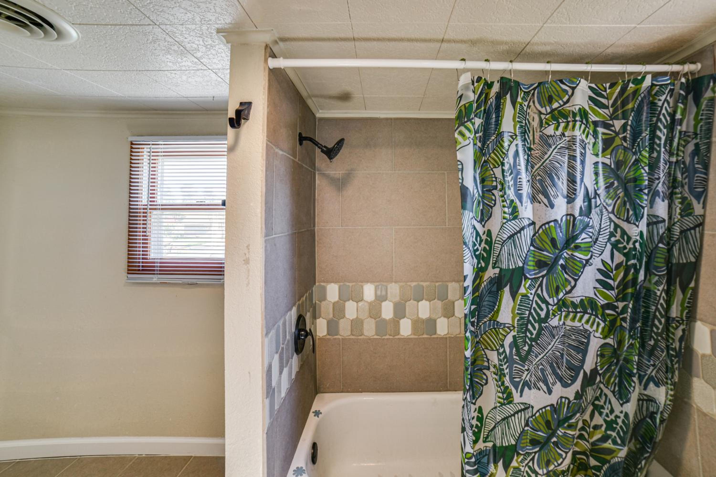 Walk to River Oacoma Home with Dog-Friendly Yard!
