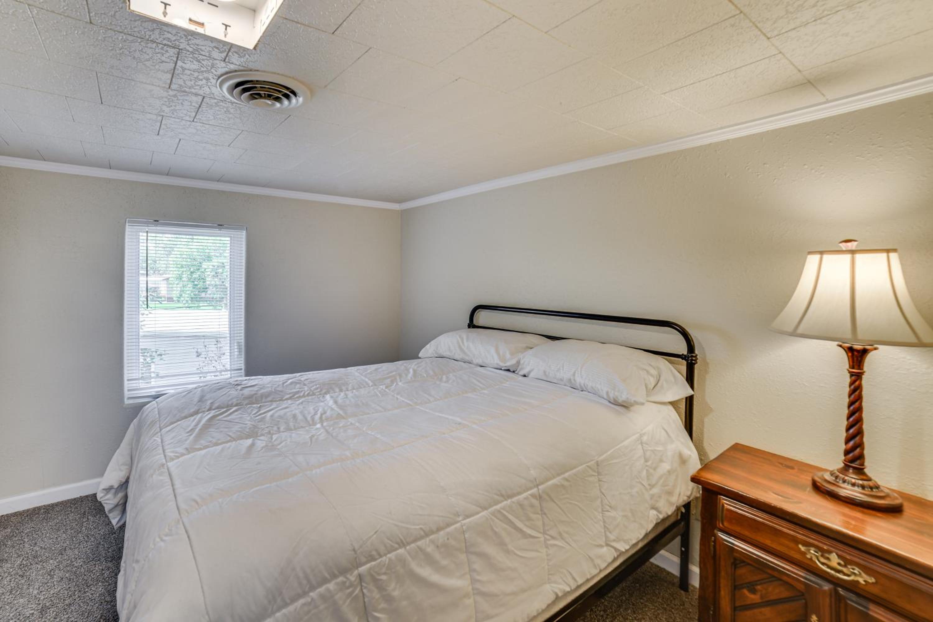 Walk to River Oacoma Home with Dog-Friendly Yard!