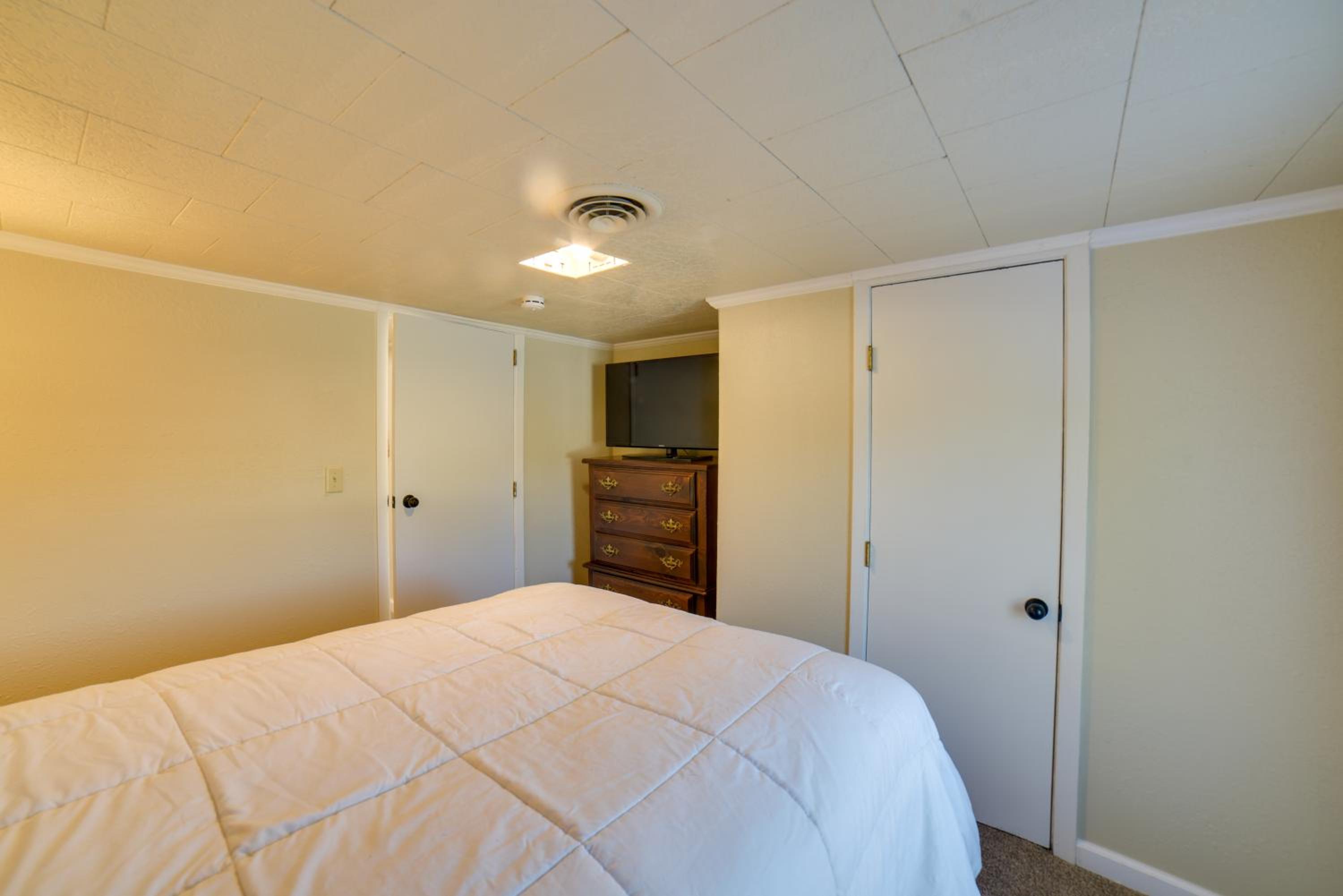 Walk to River Oacoma Home with Dog-Friendly Yard!