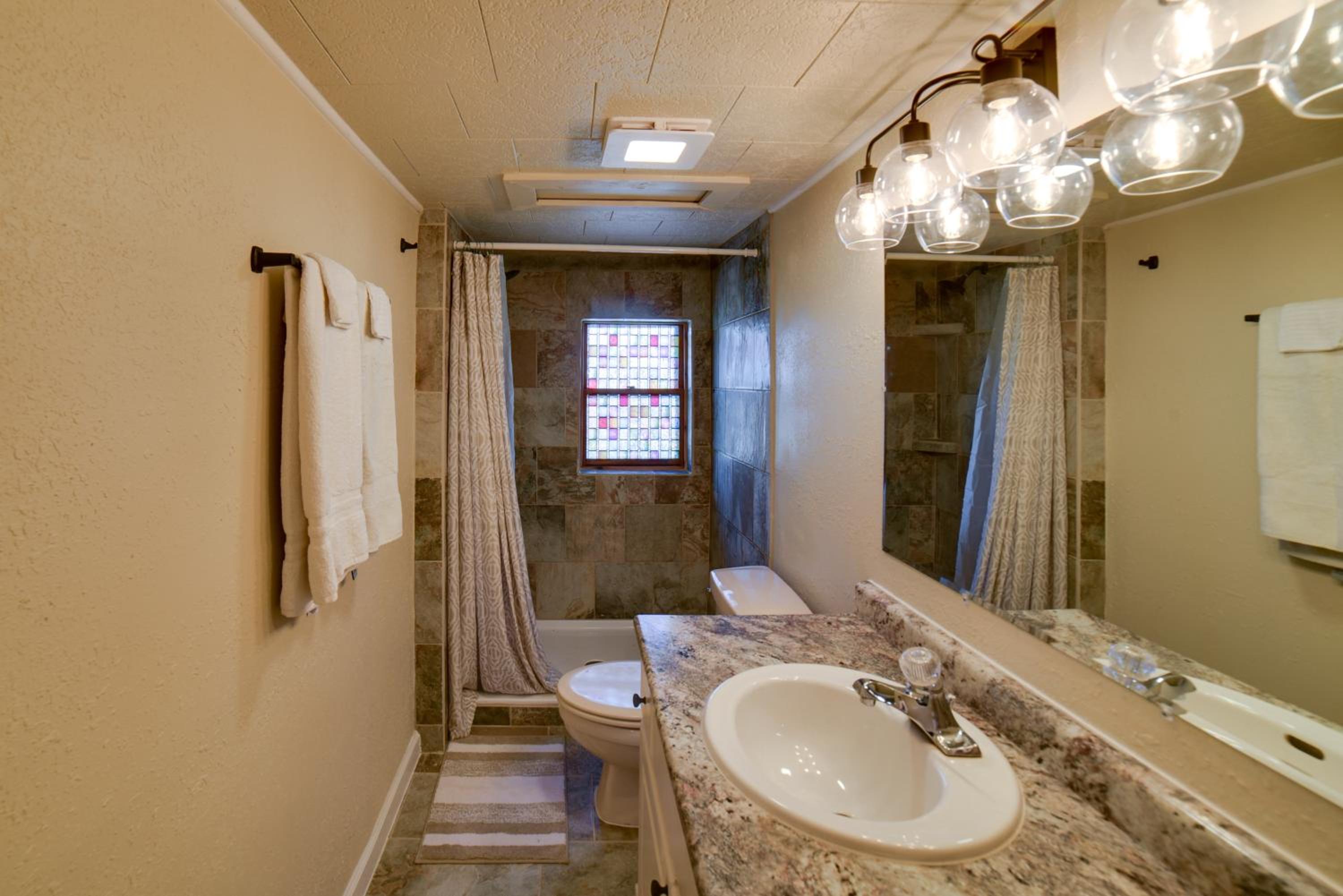 Walk to River Oacoma Home with Dog-Friendly Yard!