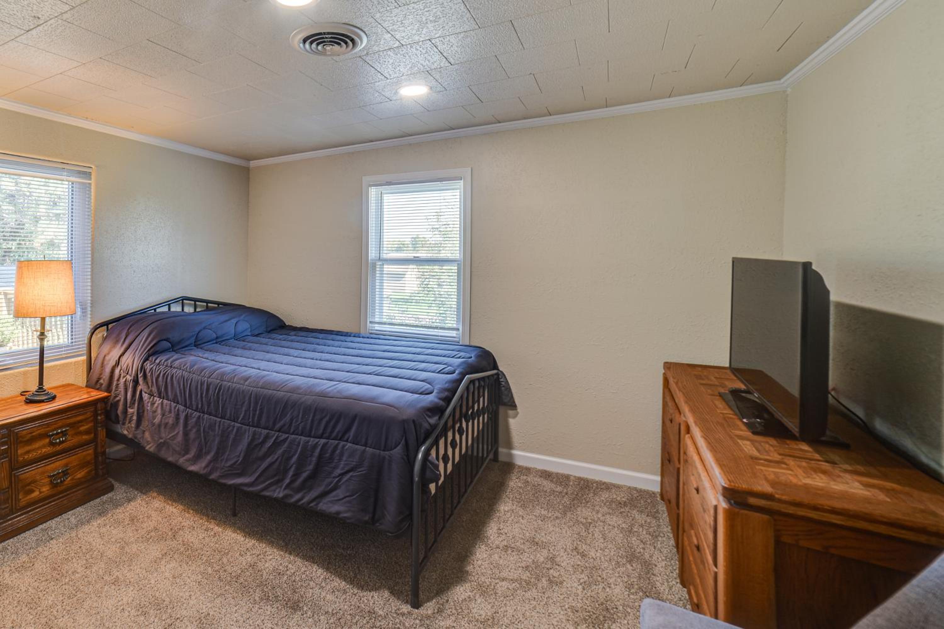 Walk to River Oacoma Home with Dog-Friendly Yard!