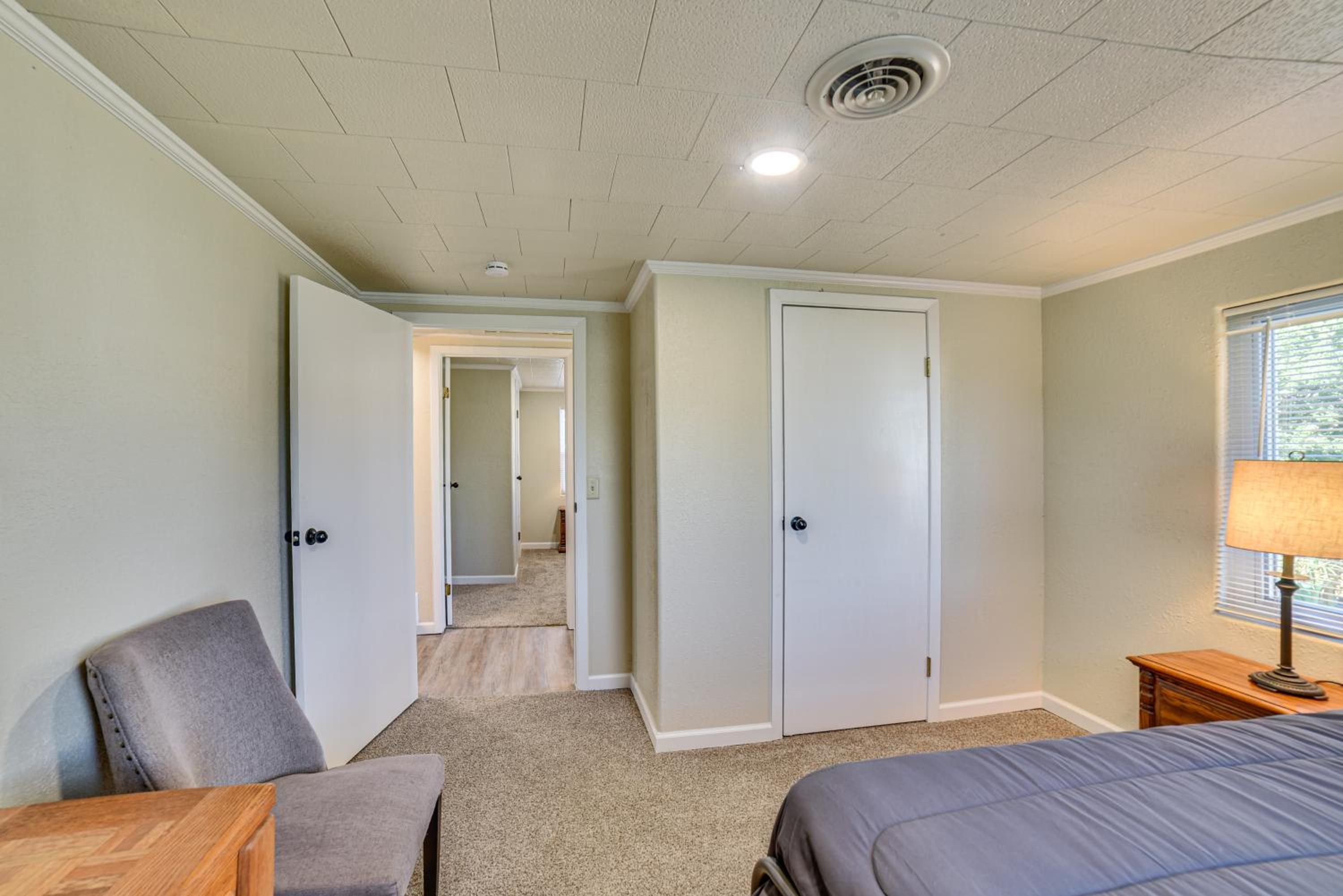 Walk to River Oacoma Home with Dog-Friendly Yard!