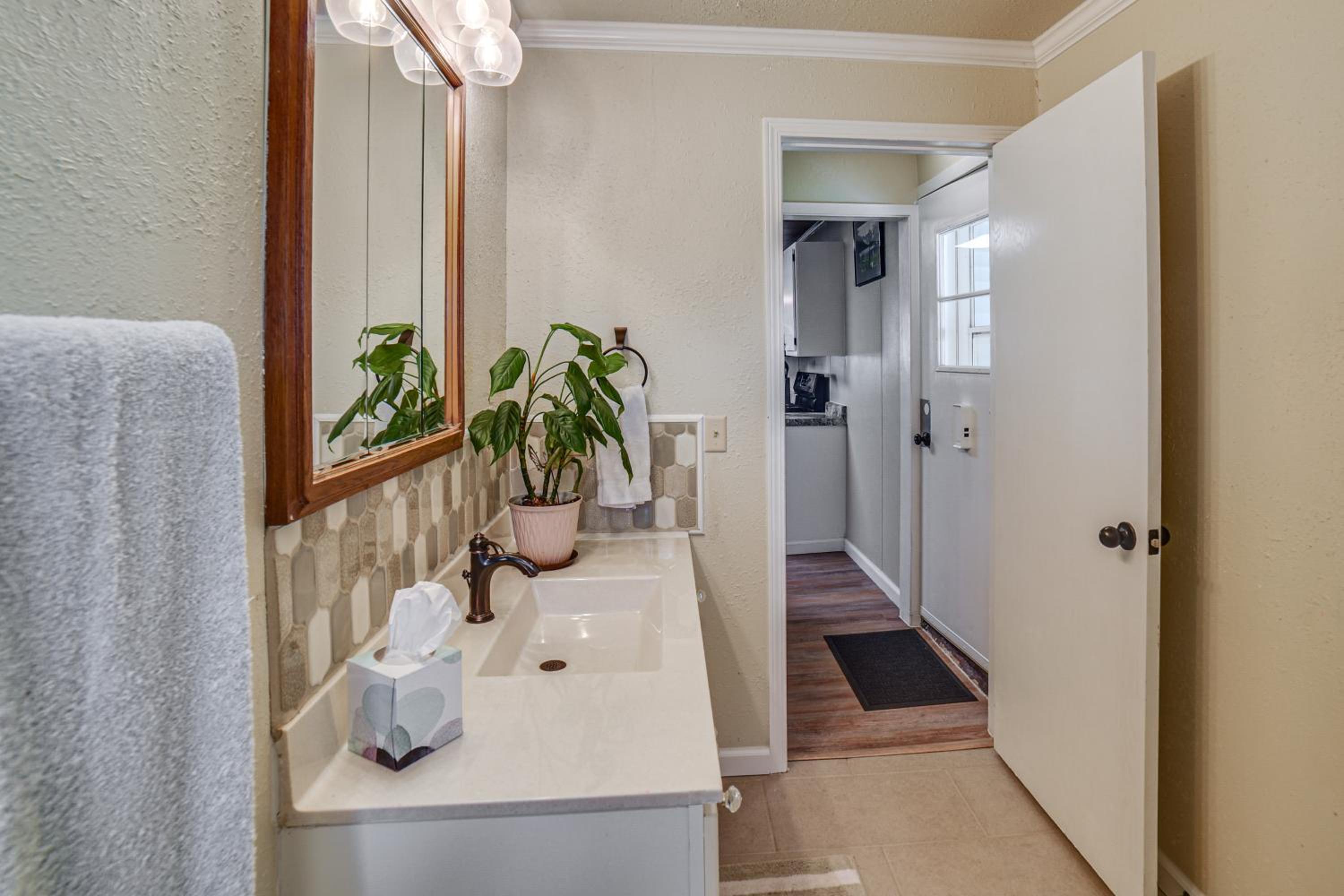 Walk to River Oacoma Home with Dog-Friendly Yard!