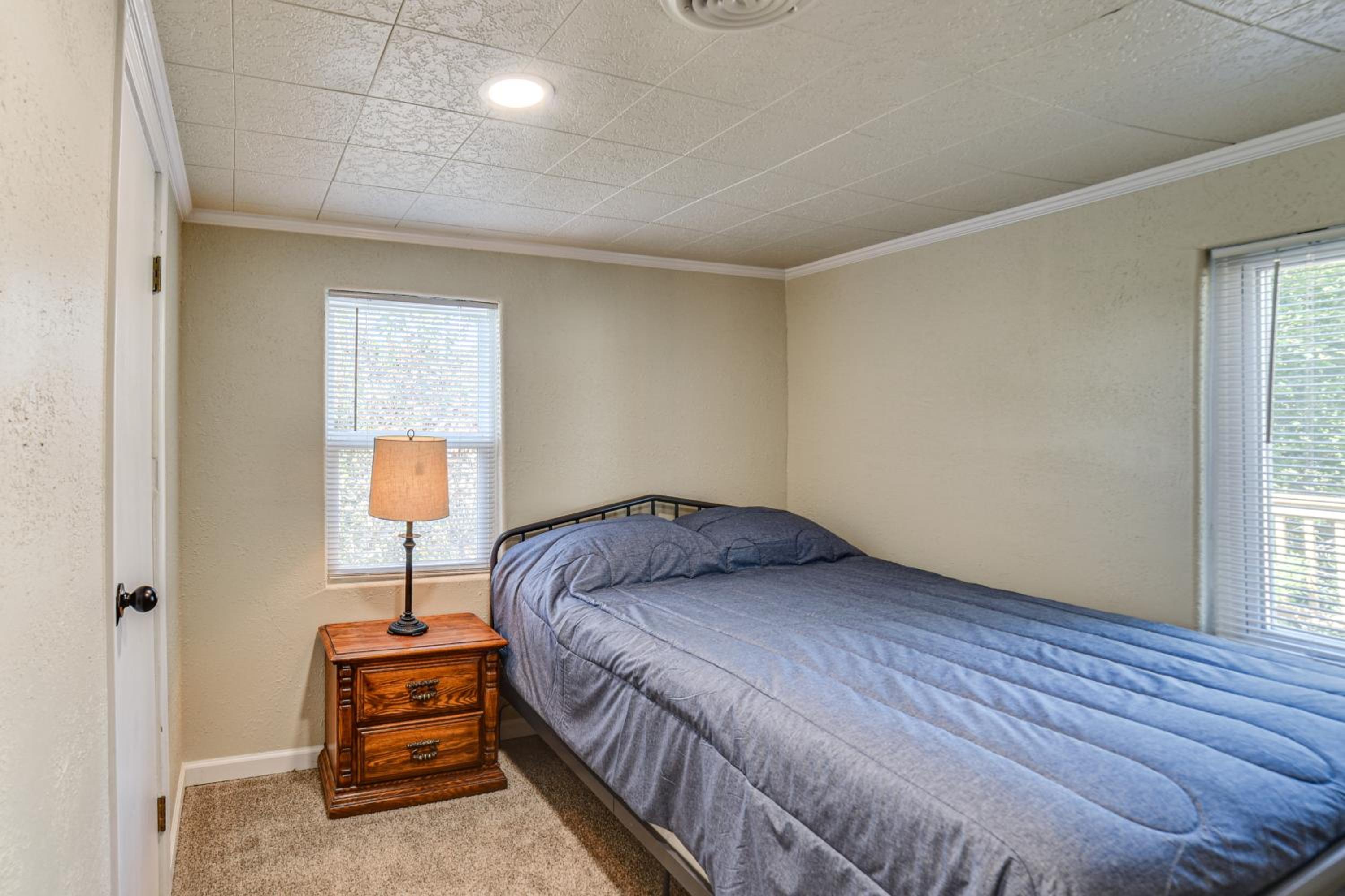 Walk to River Oacoma Home with Dog-Friendly Yard!